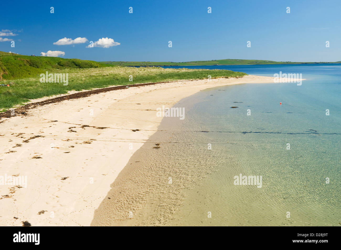 Plage de sable sur la petite île de Glims Holm dans les Orcades, en Écosse. Banque D'Images