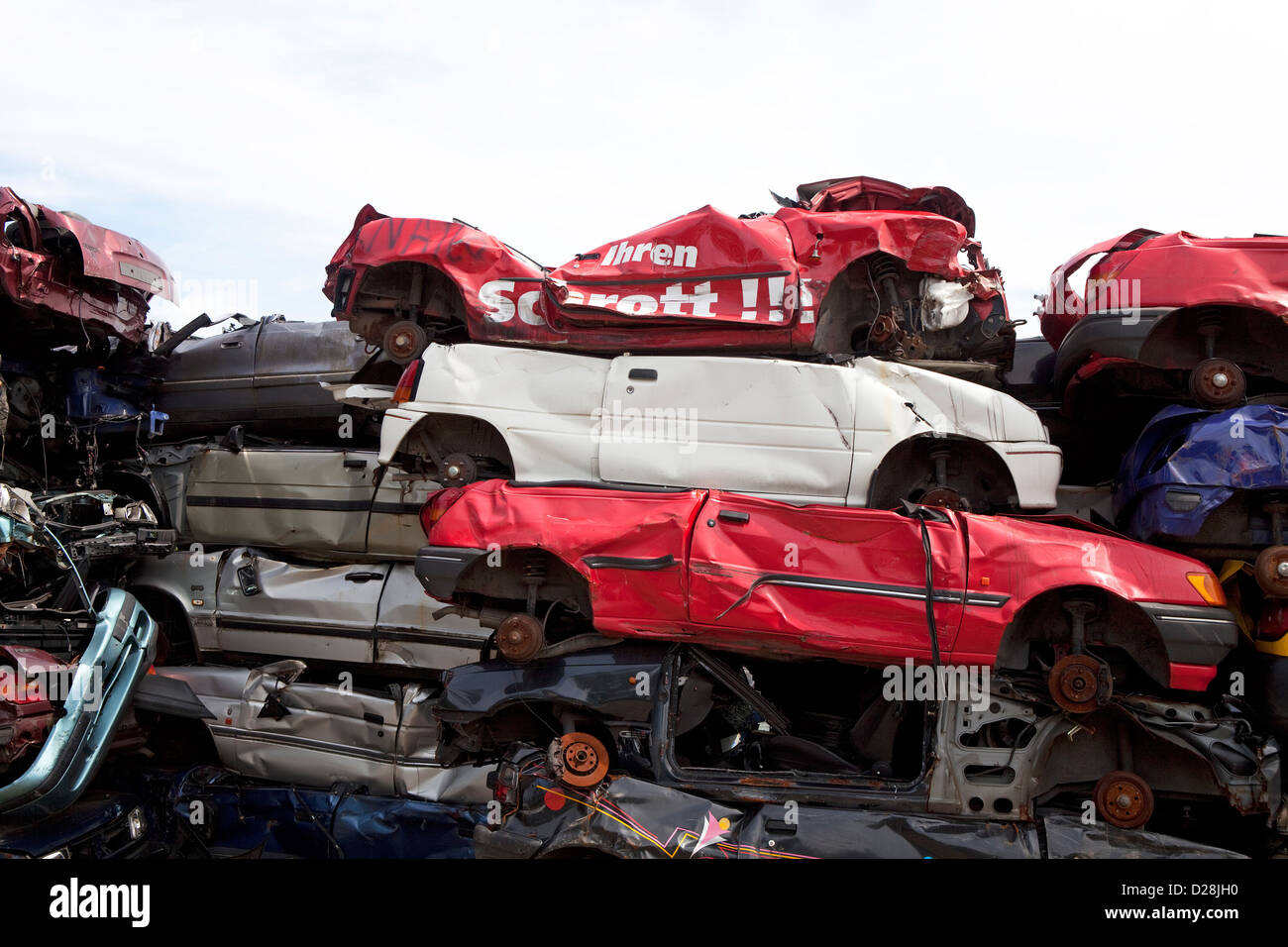 Ruhr, Allemagne, plus de voitures empilées dans un junkyard Banque D'Images