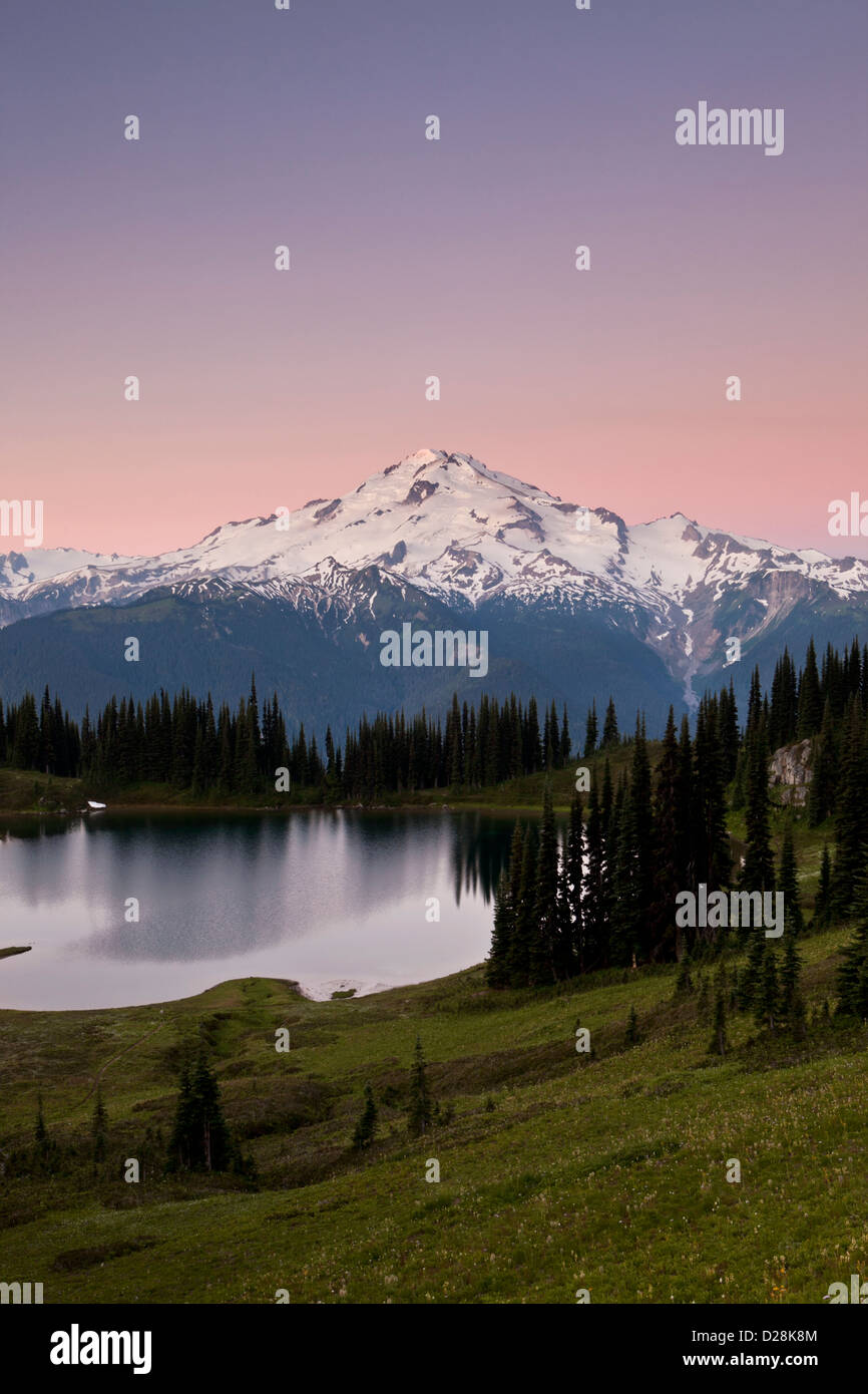 Ciel rose Glacier Peak et de l'image ci-dessus à l'aube, le lac Glacier Peak Wilderness, North Cascades, Washington. Banque D'Images