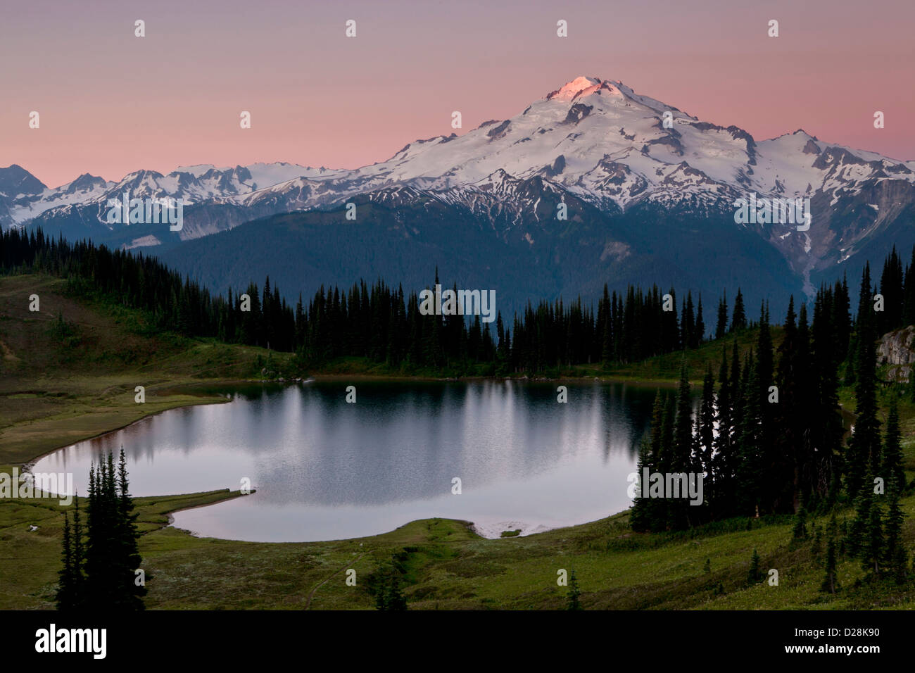 Ciel rose Glacier Peak et de l'image ci-dessus à l'aube, le lac Glacier Peak Wilderness, North Cascades, Washington. Banque D'Images