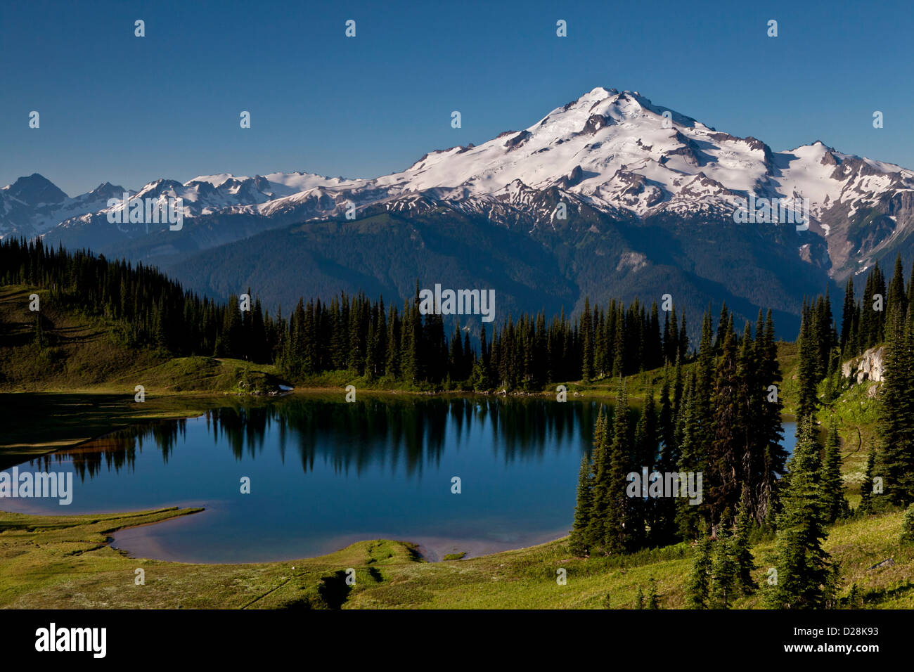 L'image ci-dessus sommet Glacier Glacier Peak Wilderness, Lake, North Cascades, Washington. Banque D'Images