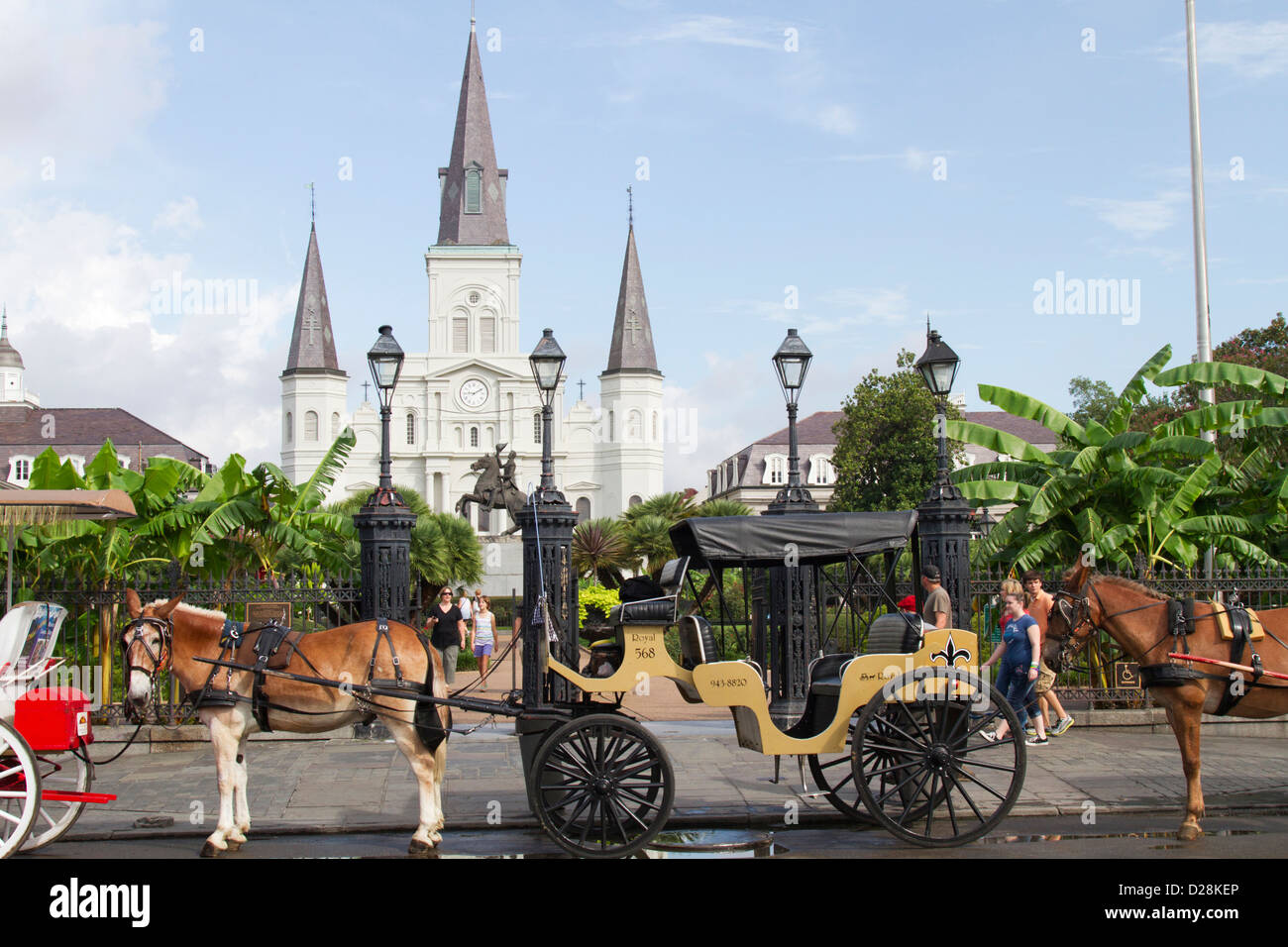 LA, La Nouvelle-Orléans, le Quartier Français, Jackson Square, cheval et chariot avec Cathédrale St Louis et statue de Andrew Jackson Banque D'Images