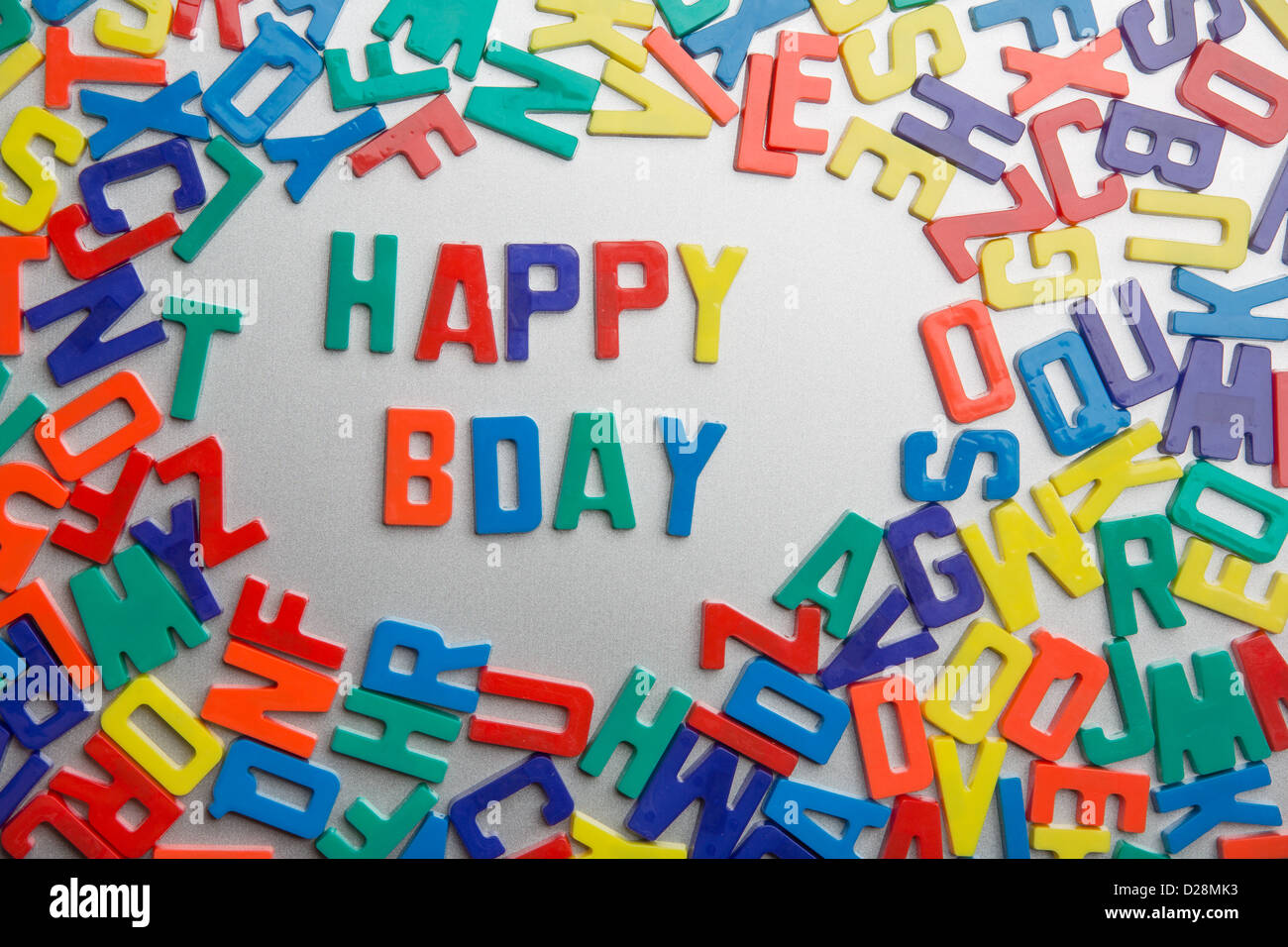 'Happy Bday' - aimants pour réfrigérateur messages sort sur un fouillis de lettres Banque D'Images