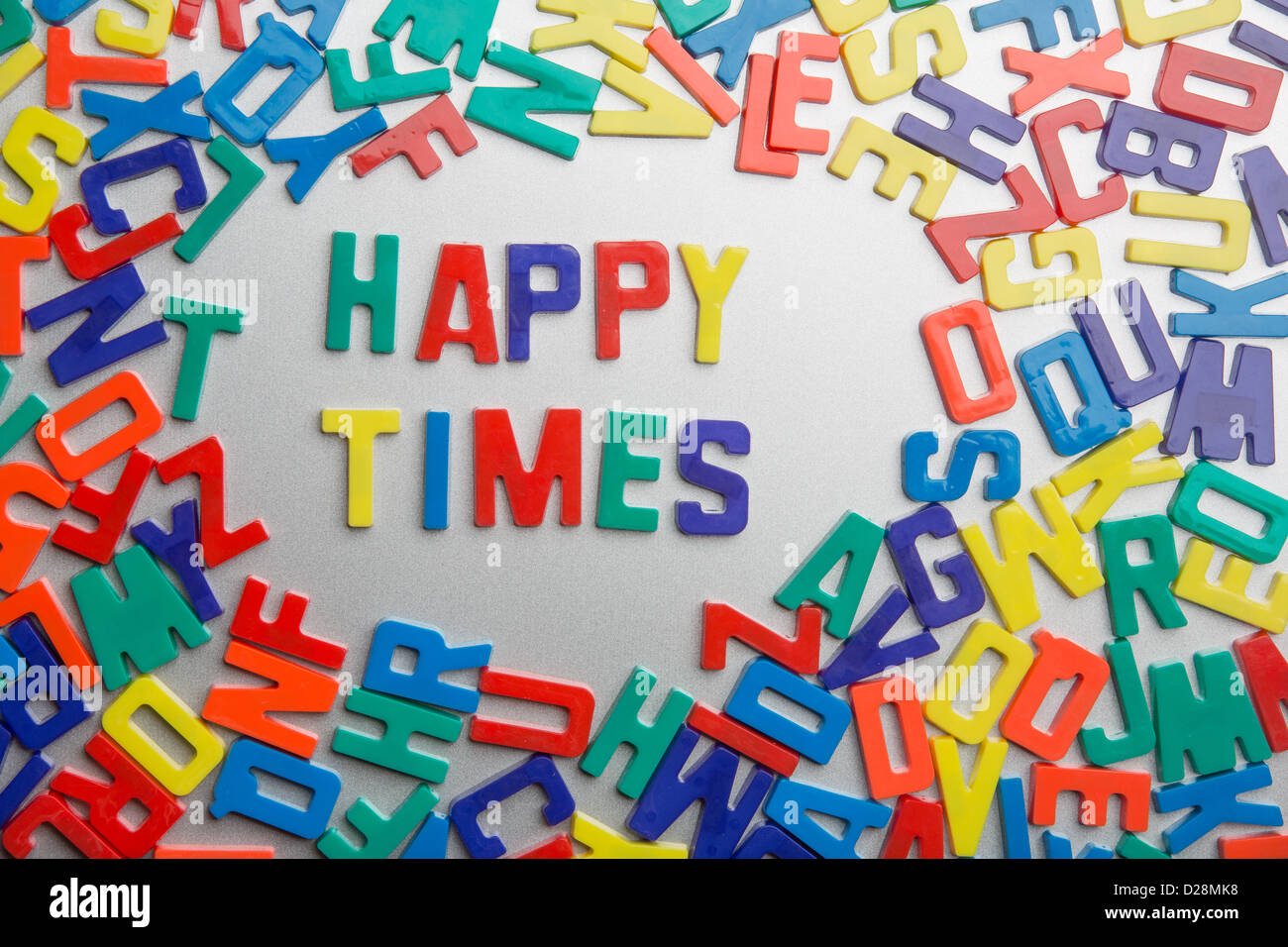 'Happy Times' - aimants pour réfrigérateur messages sort sur un fouillis de lettres Banque D'Images
