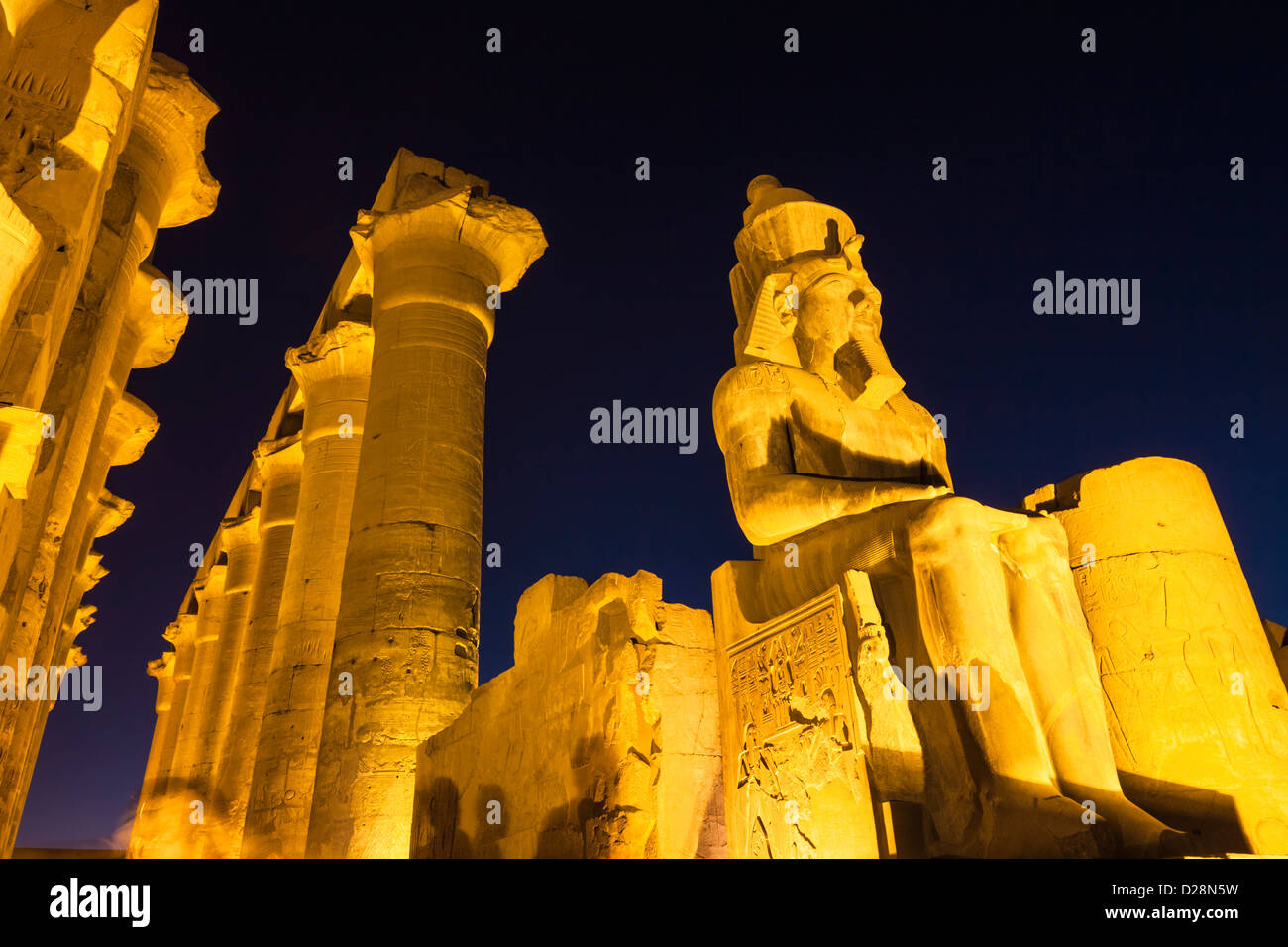 Statue colossale de Ramsès II à l'entrée du temple de Louxor, Egypte Banque D'Images