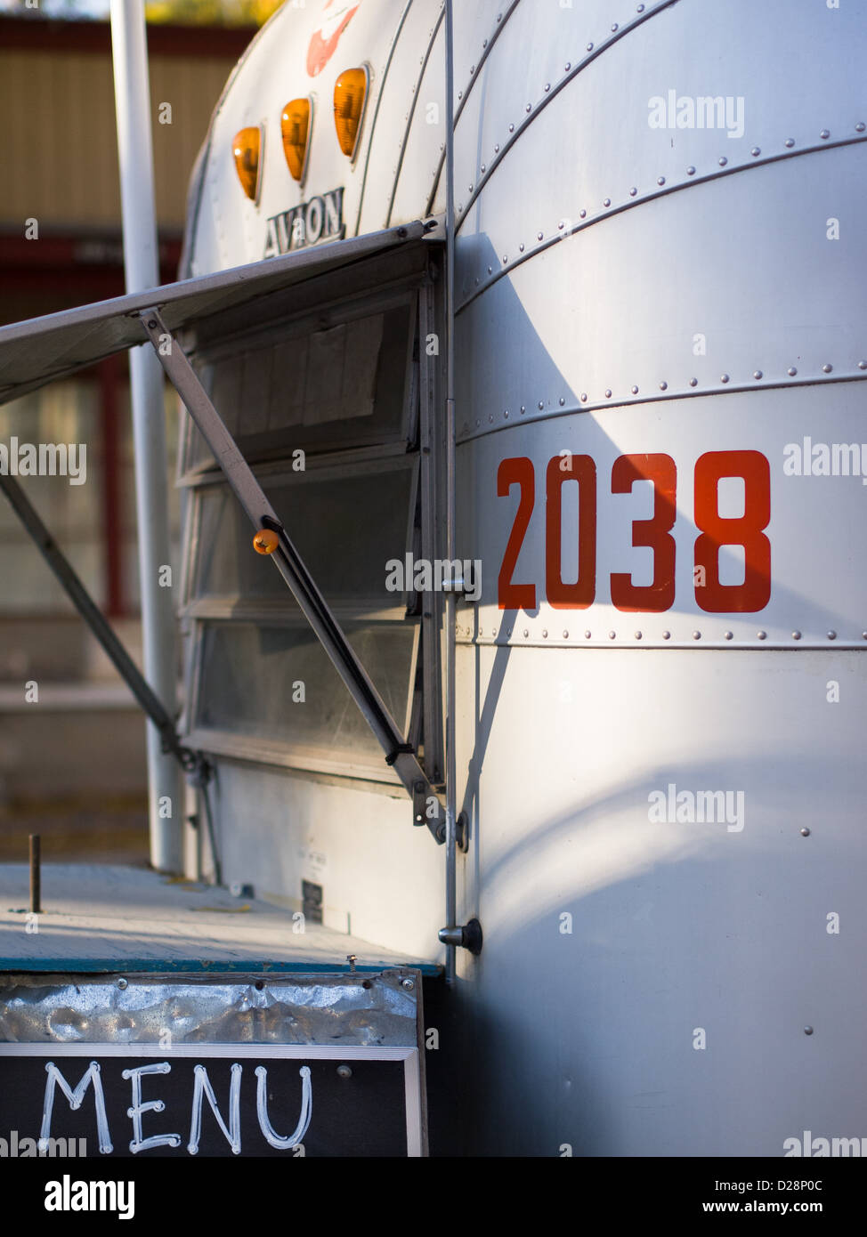 Camion alimentaire à l'intérieur d'une caravane Airstream de métal à Austin, Texas Banque D'Images