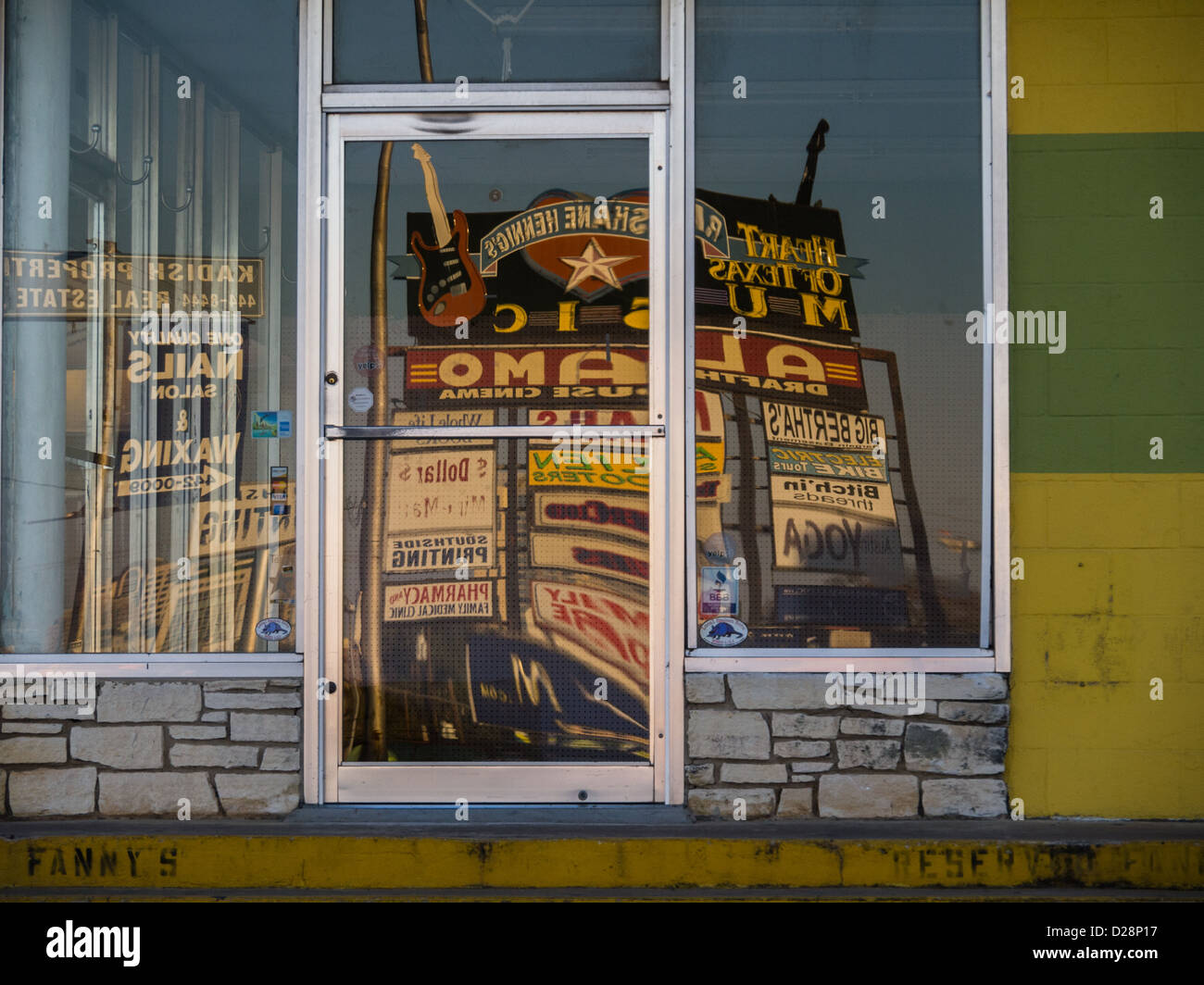 Réflexions du passé - Alamo Drafthouse vintage sign in Austin, Texas reflétée par les fenêtres de l'espace vide Banque D'Images