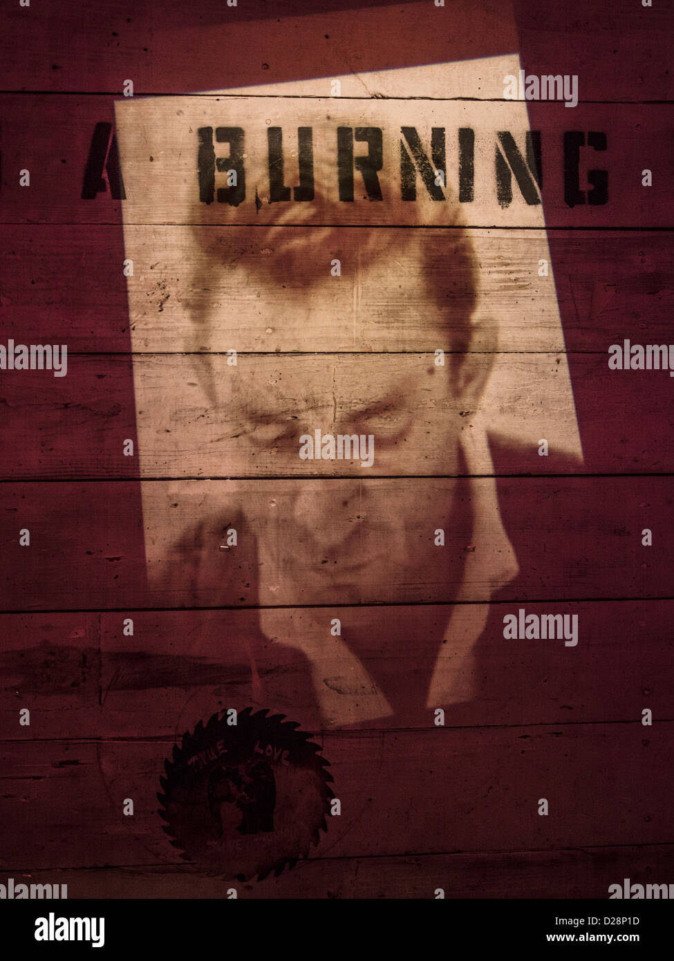 A Burning - Johnny Cash photo projetée sur un mur dans la moyenne Eyed Cat bar à Austin, Texas Banque D'Images