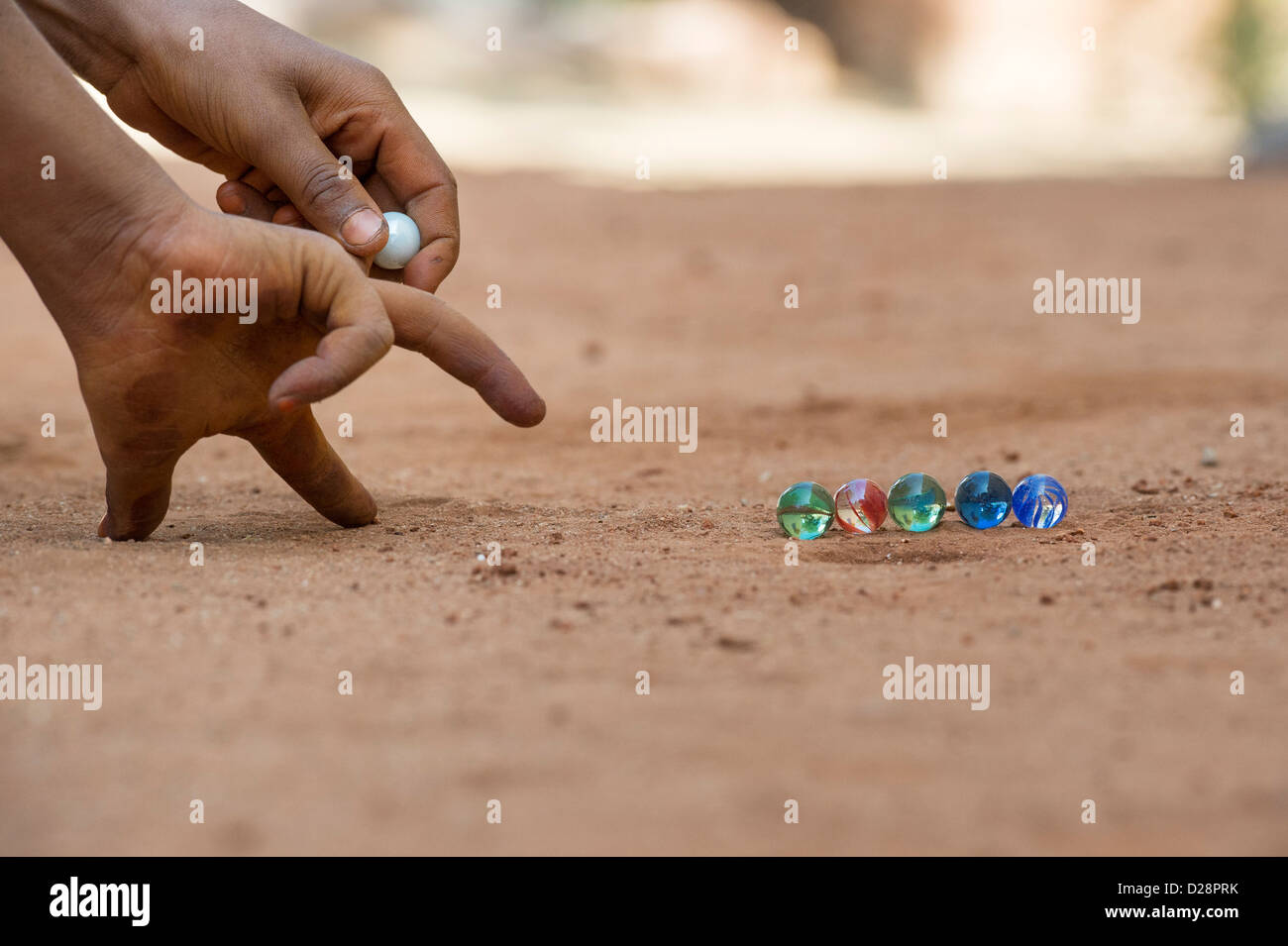 Les garçons indiens jouer aux billes dans un village de l'Inde rurale. L'Andhra Pradesh, Inde Banque D'Images