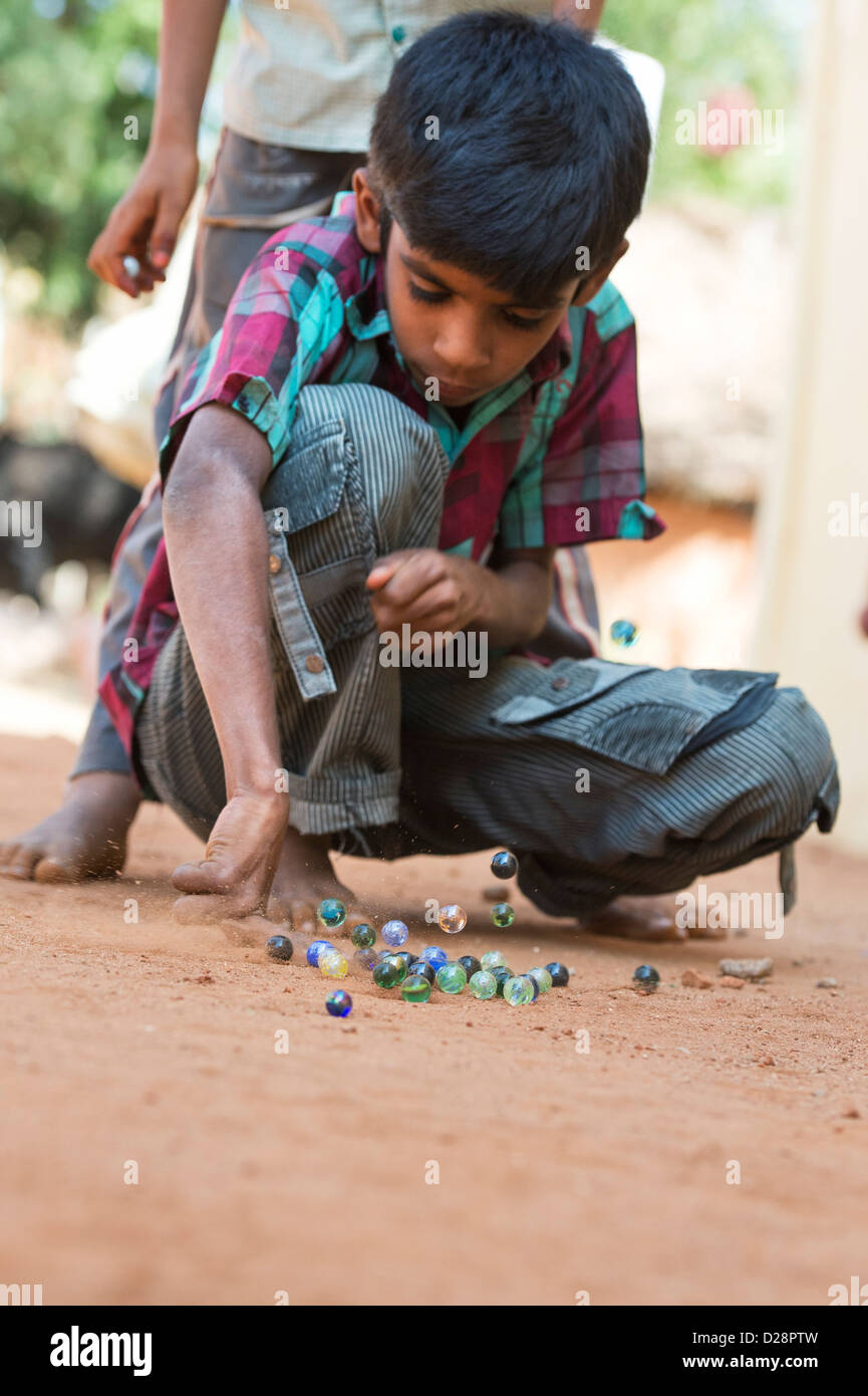 Les garçons indiens jouer aux billes dans un village de l'Inde rurale. L'Andhra Pradesh, Inde Banque D'Images