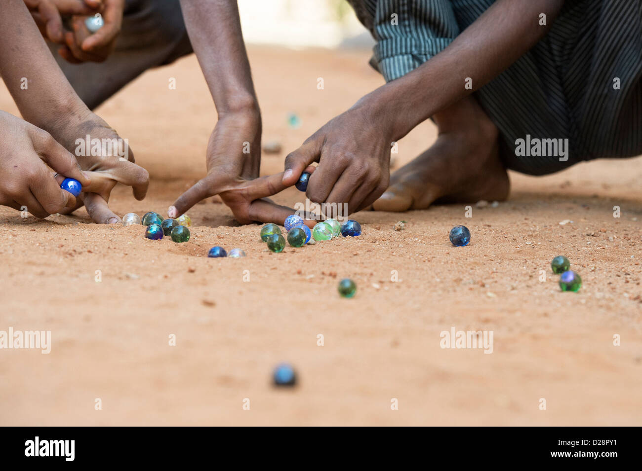 Les garçons indiens jouer aux billes dans un village de l'Inde rurale. L'Andhra Pradesh, Inde Banque D'Images