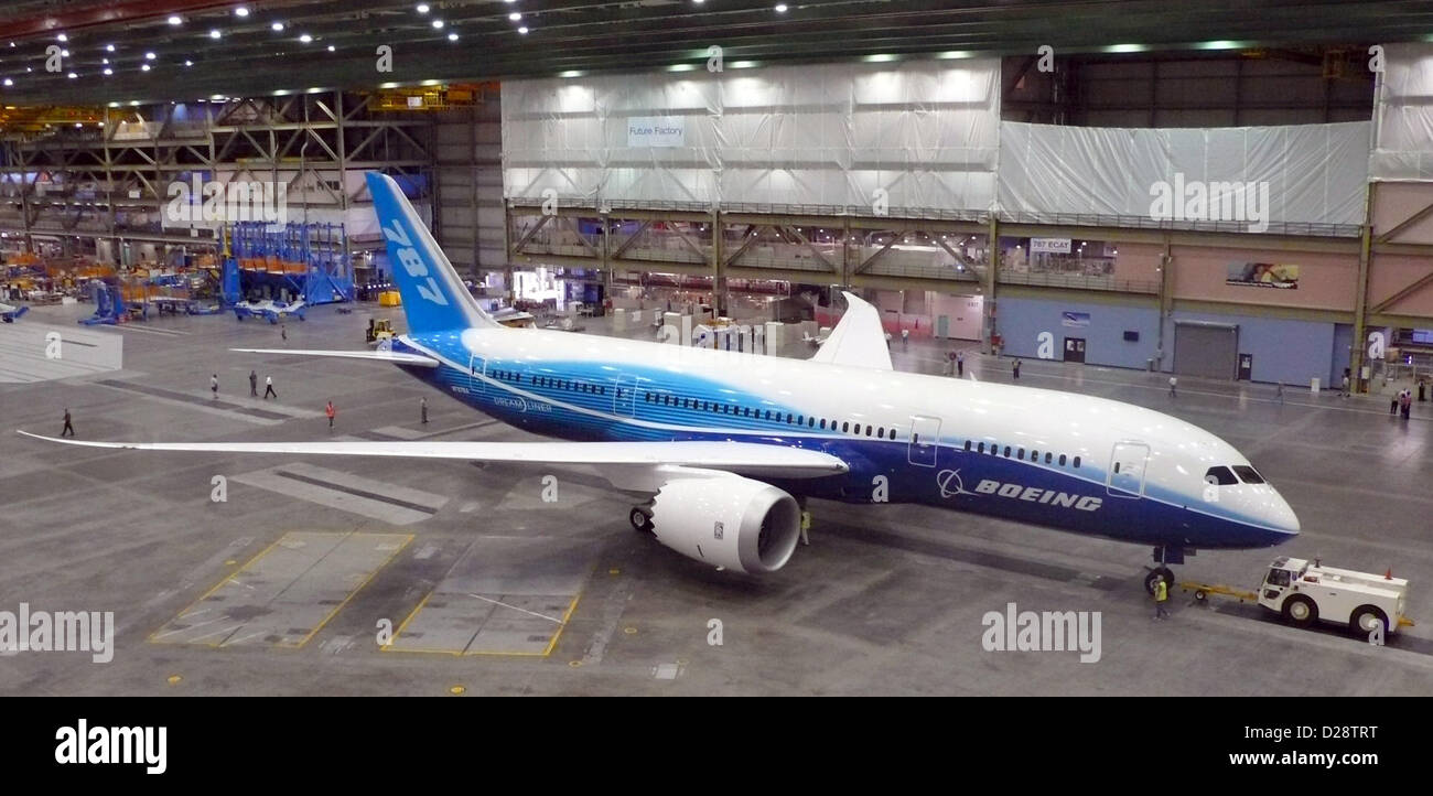 La photo montre une Boening 787 dans un hangar à Everett (Washington), USA, 09 juillet 2007. Le nouveau plan à longue distance a été présenté en public pour la première fois le jour avant. L'appareil peut contenir jusqu'à 300 passagers et est déjà doté de 670 affectations, selon Boeing. La société américaine a l'intention de commencer par des essais en vol en août ou septembre de cette année. Photo : Frank Brandmaier Banque D'Images