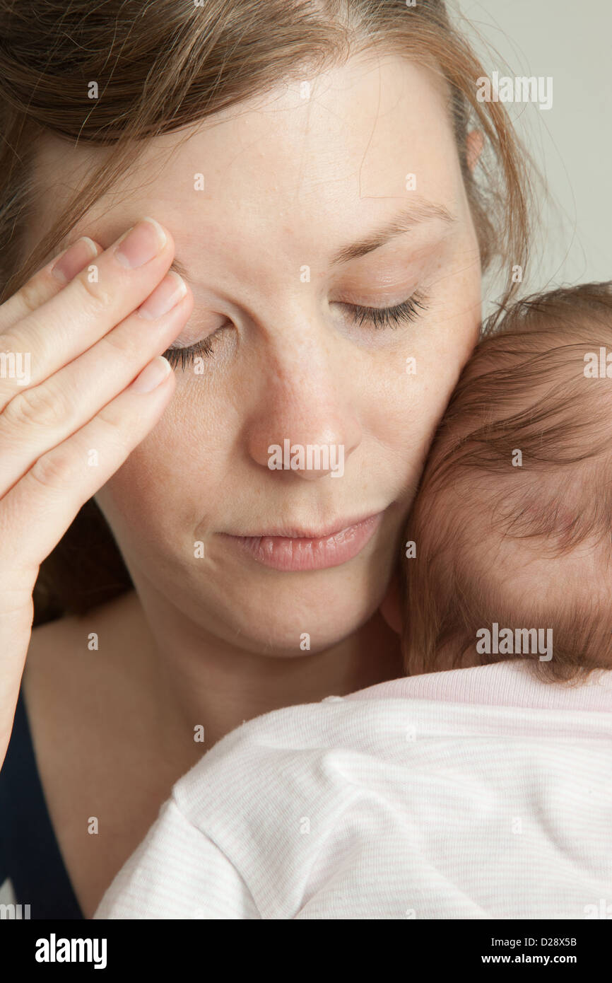 Fatigué mother holding baby Banque D'Images