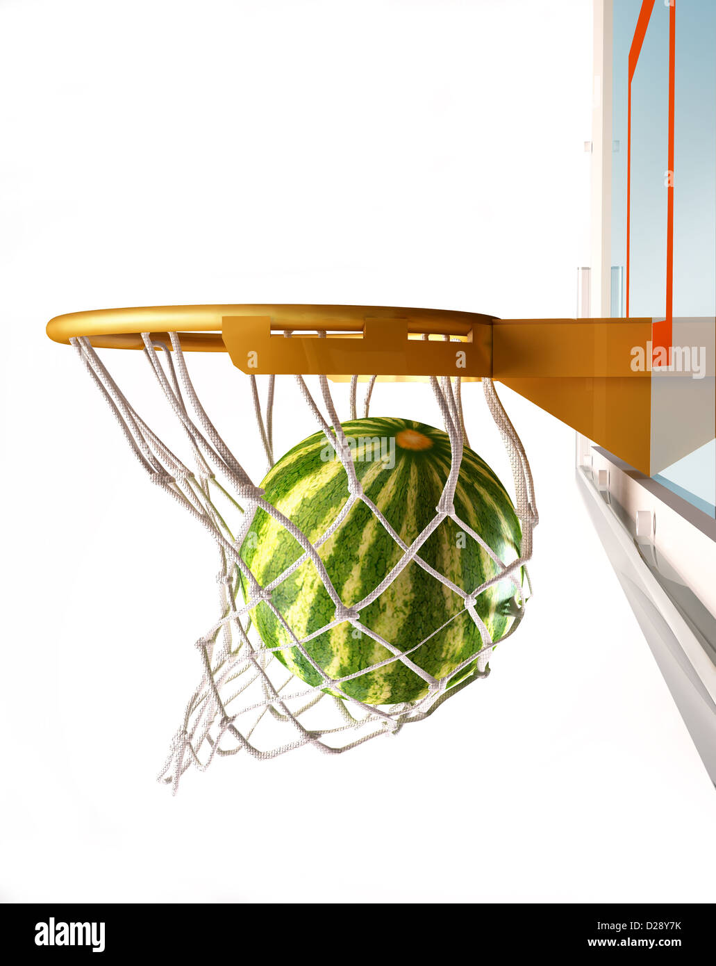 Le centrage de la pastèque (panier de basket-ball), avec le melon à l'intérieur du filet, vue rapprochée, sur fond blanc. Banque D'Images