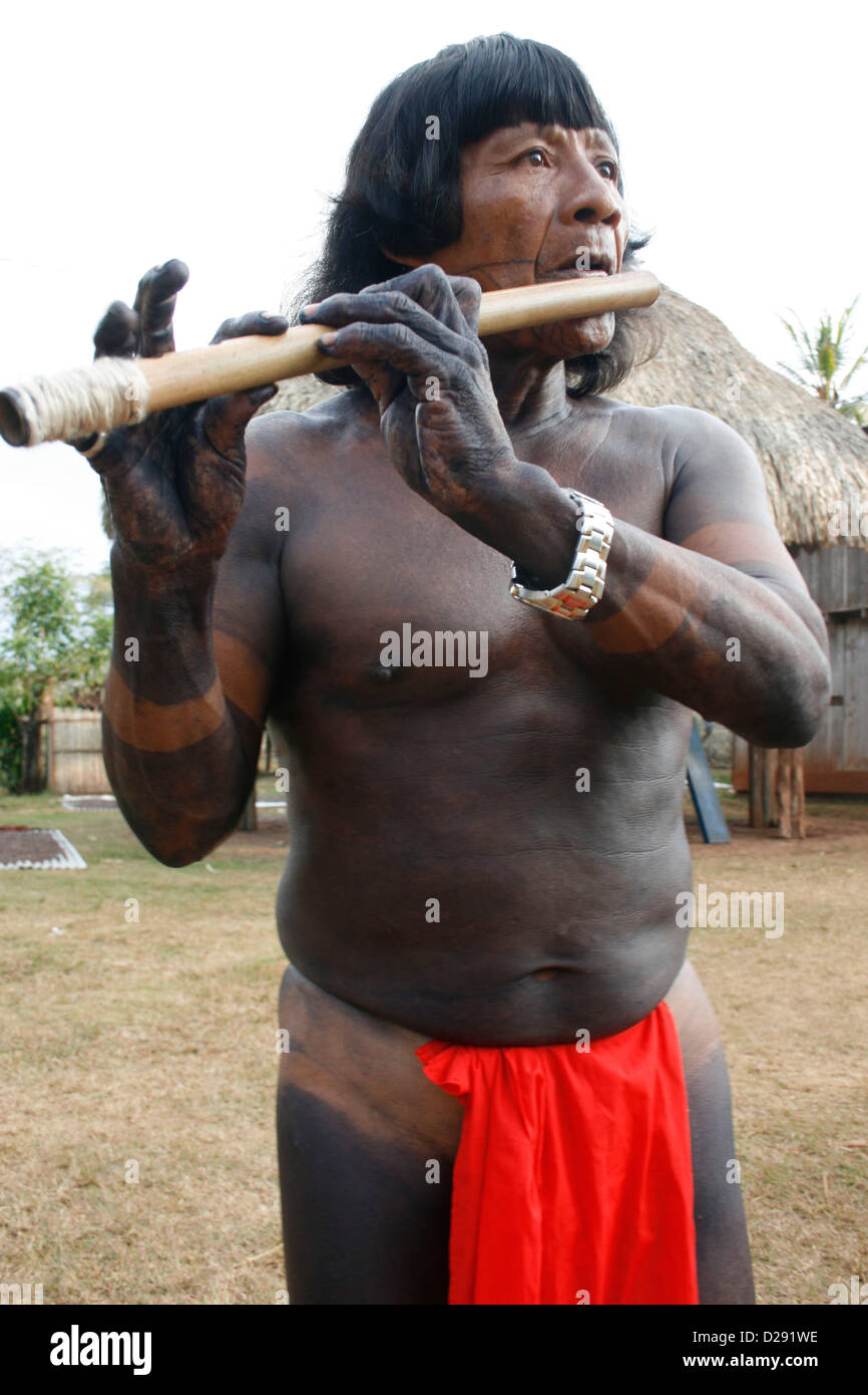 Le Panama, Embera homme jouant de la flûte Banque D'Images