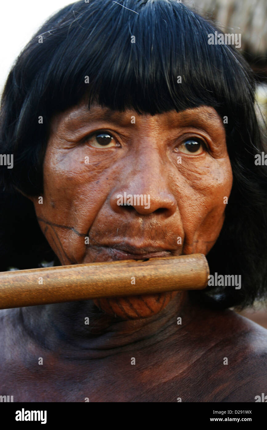 Le Panama, Embera homme jouant de la flûte, Darien Banque D'Images