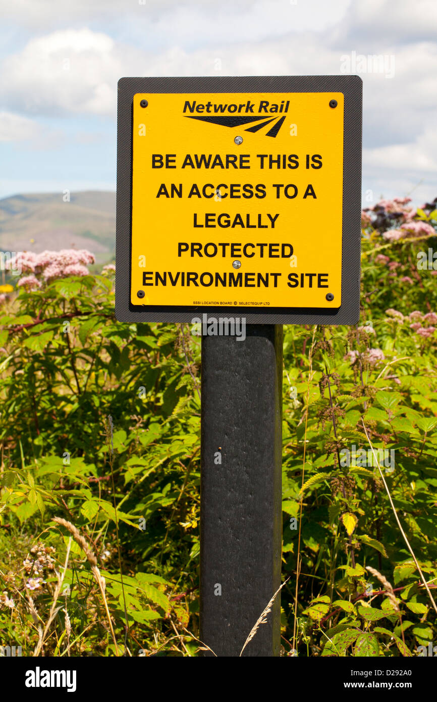 Railworkers avertissement signe que la piste traverse une SSSI. RSPB Ynys Hir réserver. Ceredigion, pays de Galles. En août. Banque D'Images