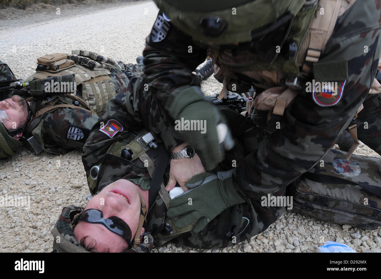 Hohenfels, Allemagne, 17 janvier 2013. Un soldat de l'armée slovène de la 1re Brigade motorisée de sécurité tire à côté d'un Humvee lors d'une équipe de conseillers militaires (MAT) de l'entraînement à la préparation interarmées multinationale Centre à Hohenfels, Allemagne, Mai 17, 2013Les tapis et les équipes consultatives de la police sont conçus pour reproduire l'environnement opérationnel en Afghanistan alors que la préparation des équipes pour les opérations de contre-insurrection avec la capacité à former, informer et permettre à l'Armée nationale afghane et la Police nationale. (U.S. Photo de l'armée par le Sgt. Gemma Iglesias/libérés) Banque D'Images