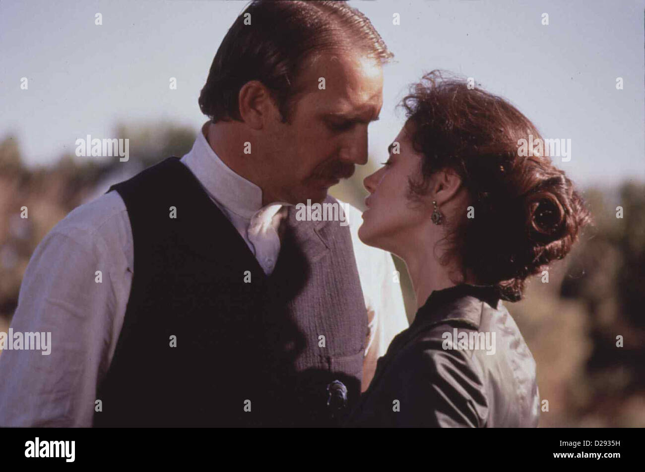 Wyatt earp - Das Leben einer Legende Wyatt Earp Kevin Costner, Joanna Wyatt Earp va (Kevin Costner) mit Josie Marcus Banque D'Images