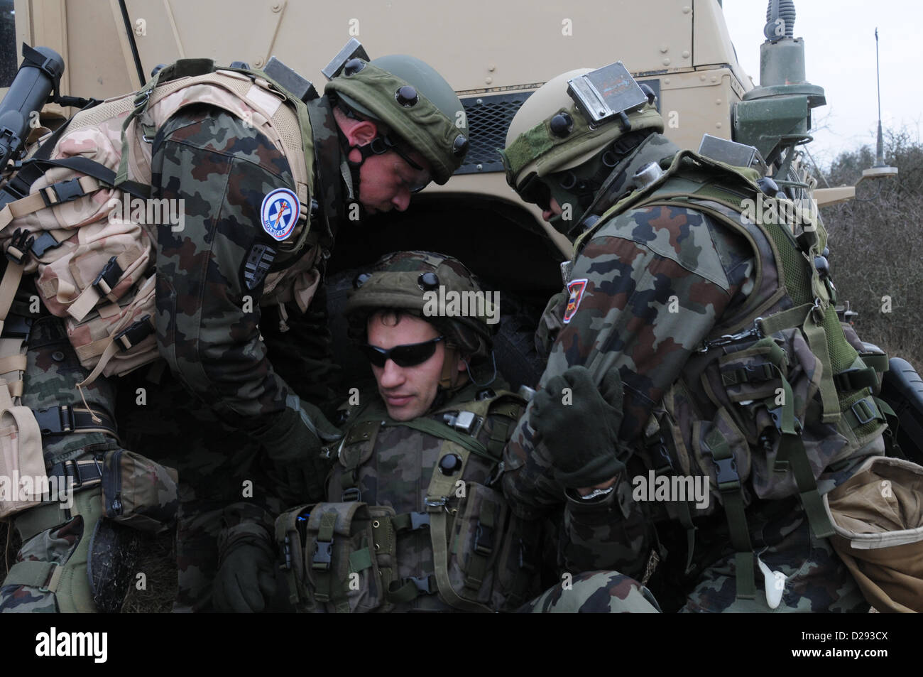 Hohenfels, Allemagne, 17 janvier 2013. Un soldat de l'armée slovène de la 1re Brigade motorisée de sécurité tire à côté d'un Humvee lors d'une équipe de conseillers militaires (MAT) de l'entraînement à la préparation interarmées multinationale Centre à Hohenfels, Allemagne, Mai 17, 2013Les tapis et les équipes consultatives de la police sont conçus pour reproduire l'environnement opérationnel en Afghanistan alors que la préparation des équipes pour les opérations de contre-insurrection avec la capacité à former, informer et permettre à l'Armée nationale afghane et la Police nationale. (U.S. Photo de l'armée par le Sgt. Gemma Iglesias/libérés) Banque D'Images
