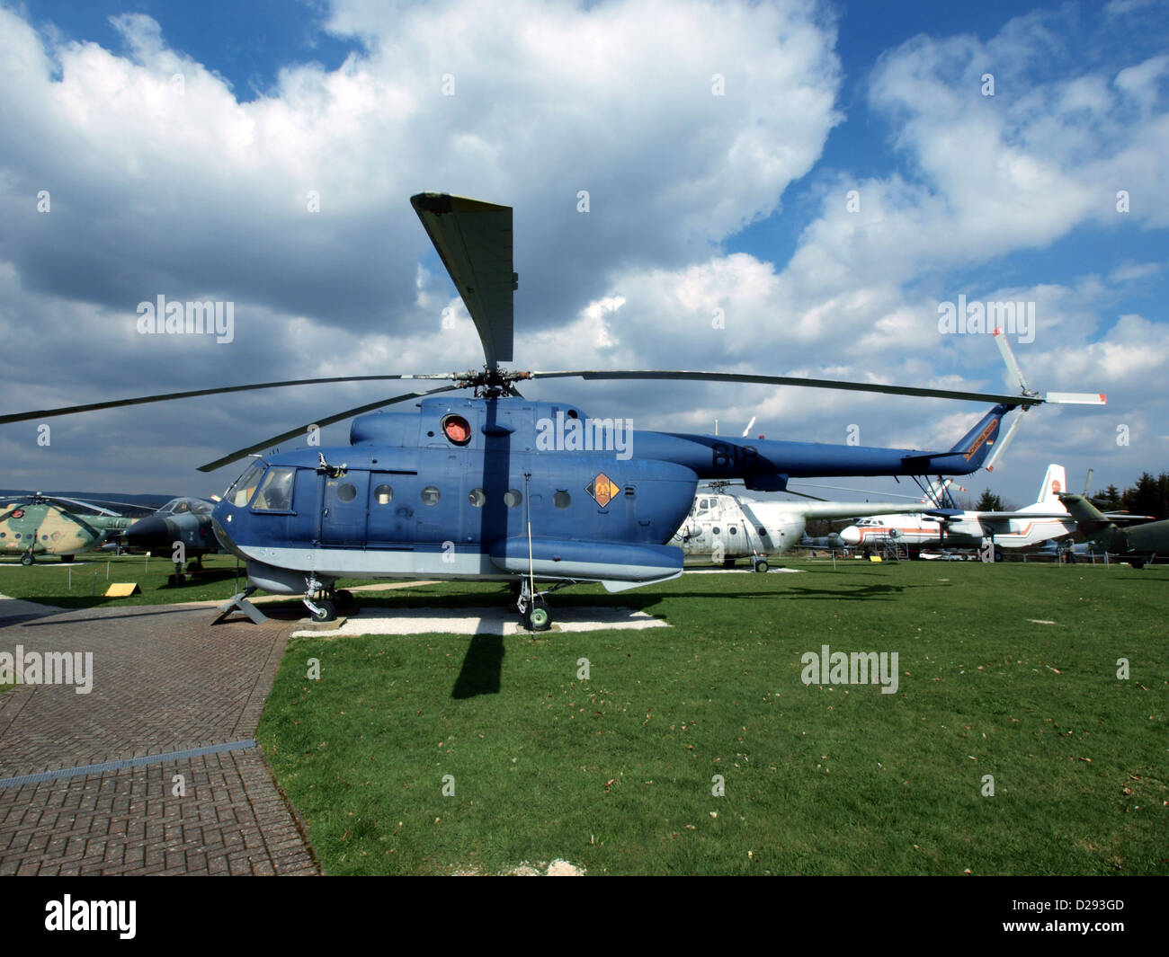 Le Mil Mi-14 PL est un hélicoptère de conception soviétique utilisé principalement comme chasseur de sous-marins. Équipé de sonars et de systèmes de charge en profondeur, cet avion était destiné à détecter et neutraliser les menaces sous-marines. Le Mi-14 a été utilisé par la marine soviétique et continue de faire partie des forces de défense maritime de plusieurs pays. Banque D'Images Le Mil Mi-14 PL est un hélicoptère de conception soviétique utilisé principalement comme chasseur de sous-marins. Équipé de sonars et de systèmes de charge en profondeur, cet avion était destiné à détecter et neutraliser les menaces sous-marines. Le Mi-14 a été utilisé par la marine soviétique et continue de faire partie des forces de défense maritime de plusieurs pays. Banque D'Images