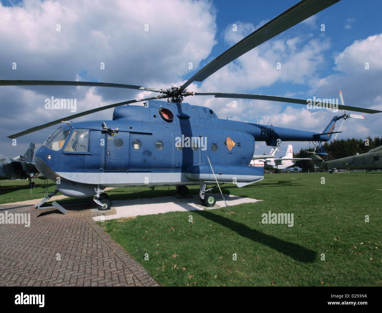 Le Mil Mi-14 PL est un hélicoptère de fabrication soviétique conçu pour la guerre anti-sous-marine. Il dispose d'un équipement sonar avancé et d'armes pour détecter et neutraliser les menaces sous-marines dans les opérations navales. Banque D'Images Le Mil Mi-14 PL est un hélicoptère de fabrication soviétique conçu pour la guerre anti-sous-marine. Il dispose d'un équipement sonar avancé et d'armes pour détecter et neutraliser les menaces sous-marines dans les opérations navales. Banque D'Images