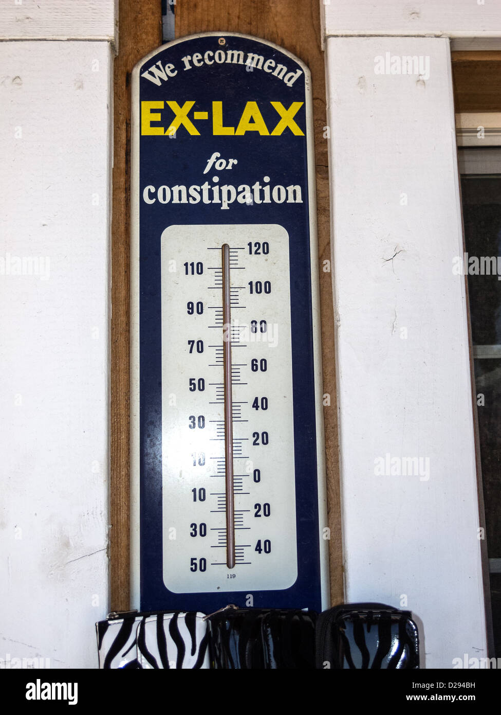 Ancienne jauge de température avec publicité recommandant ex-lax pour la constipation Banque D'Images