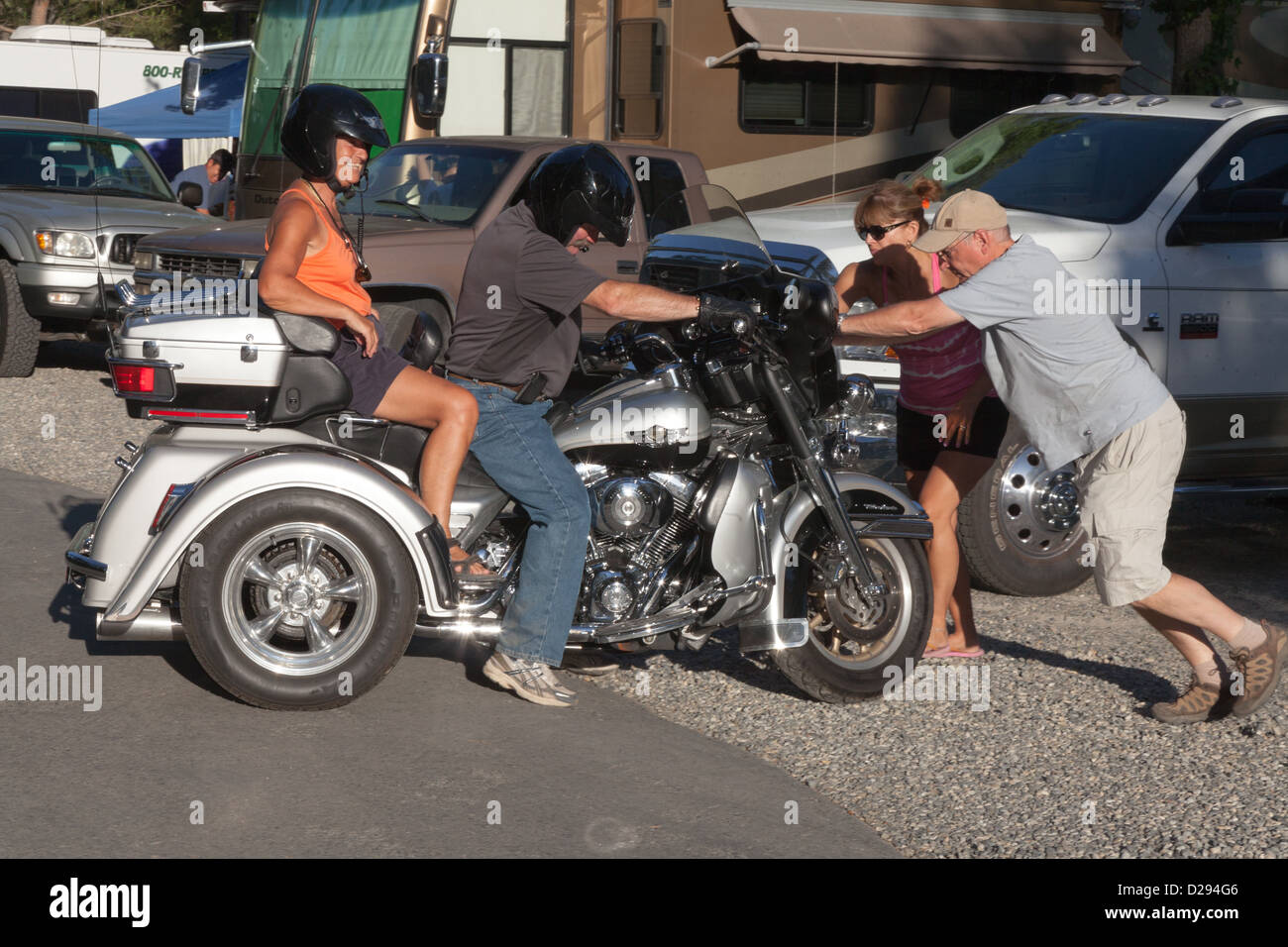 Moto Trike Harley-Davidson deux personnes poussant deux coureurs Banque D'Images