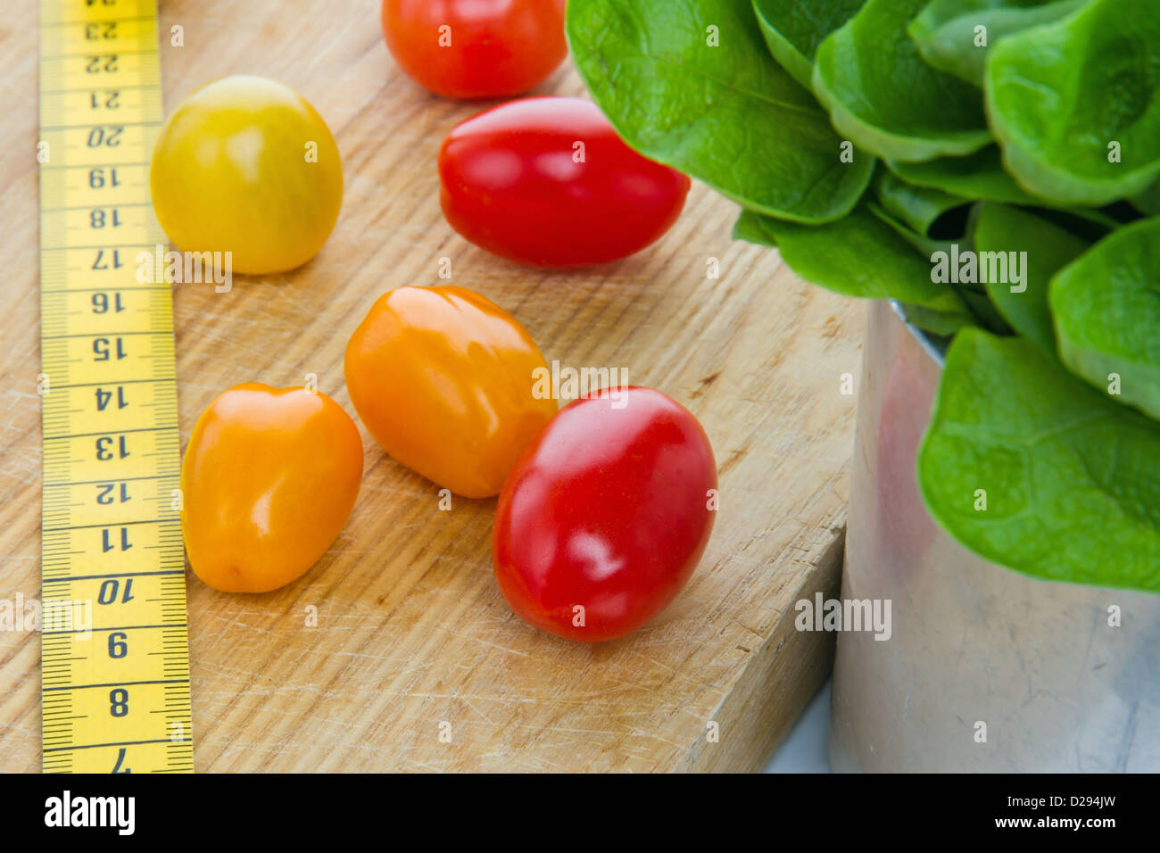 Salade, tomates et bande de mesure - régime alimentaire et la saine alimentation ; concept de perte de poids Banque D'Images