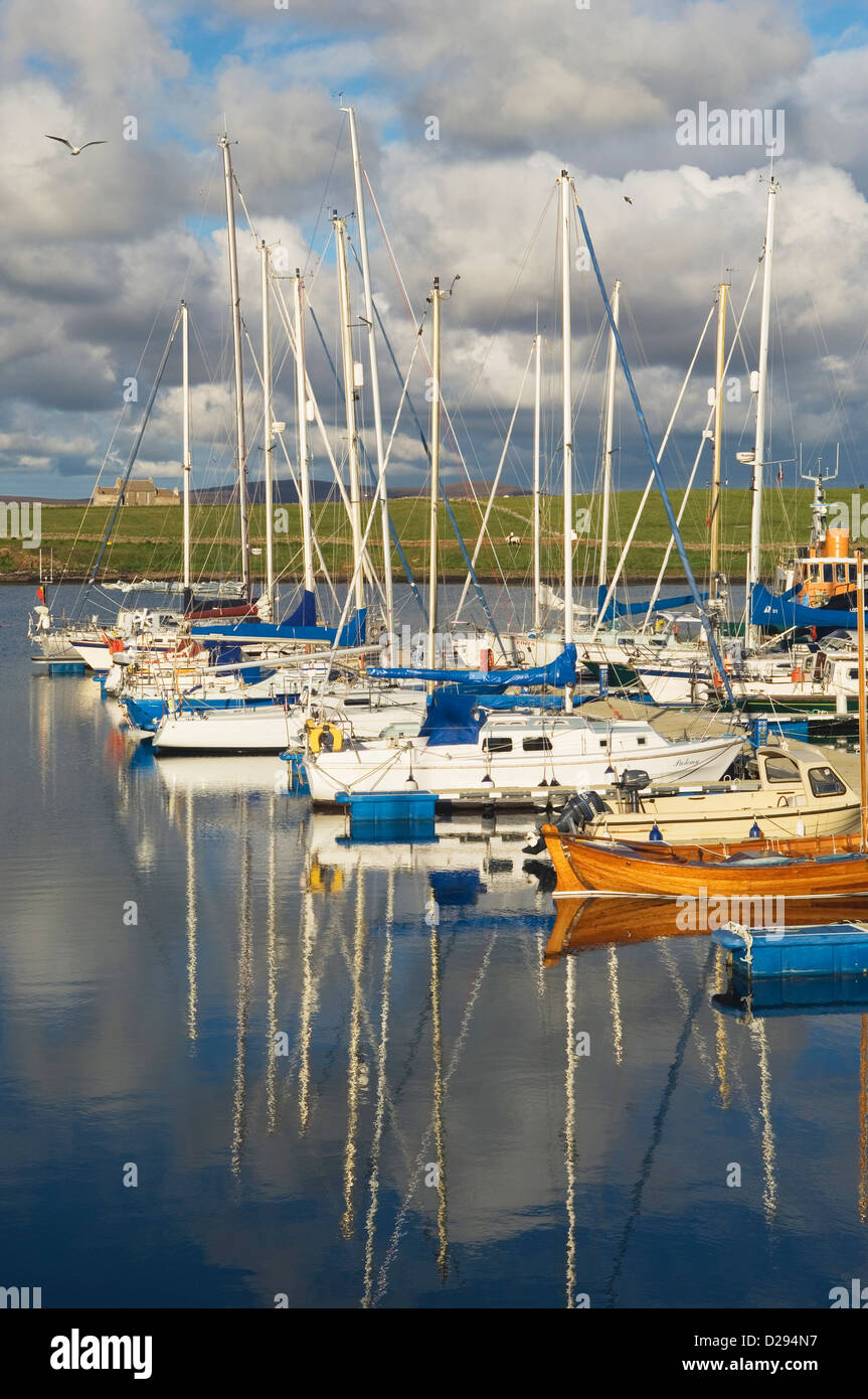 Marina avec des yachts à Stromness, Orkney Islands, en Écosse. Banque D'Images