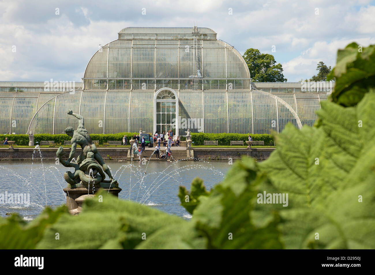 Palm House à Kew Gardens, Surrey UK et les jardins environnants. Banque D'Images