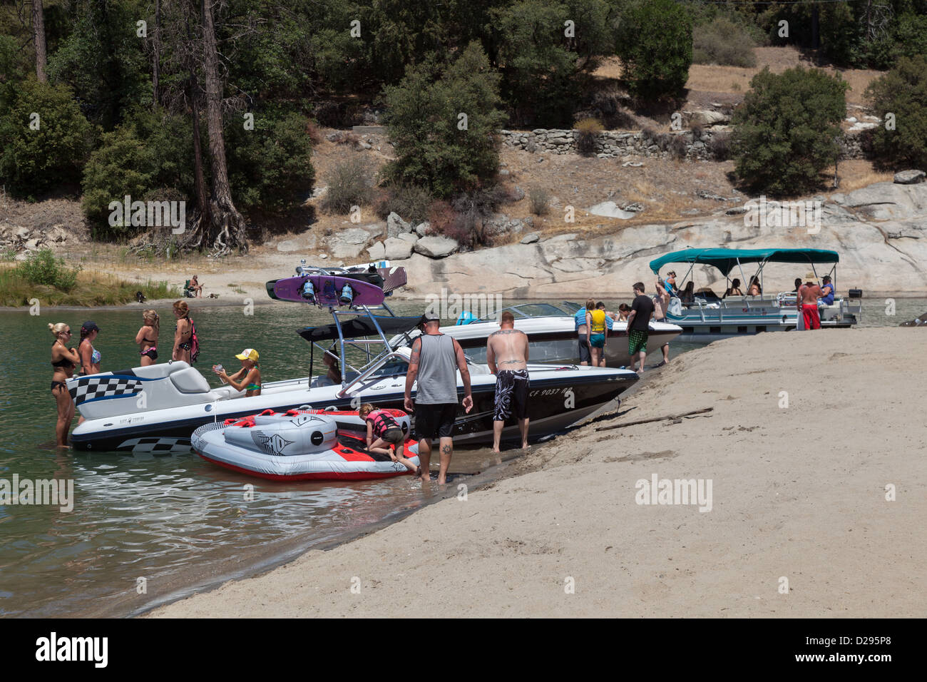 Les plaisanciers à faire la fête sur la plage à Bass Lake en Californie, USA Banque D'Images
