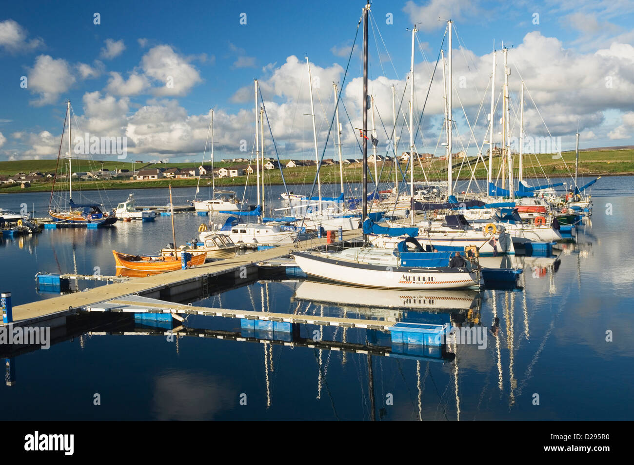 Marina avec des yachts à Stromness, Orkney Islands, en Écosse. Banque D'Images