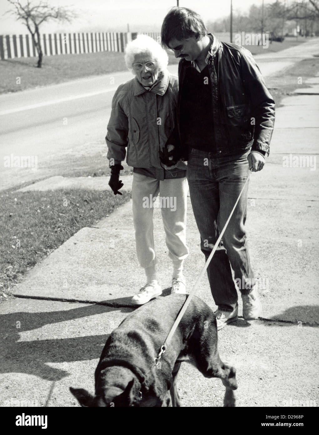 Fils adultes marcher W/mère, qui est atteint de la maladie d'Alzheimer Banque D'Images