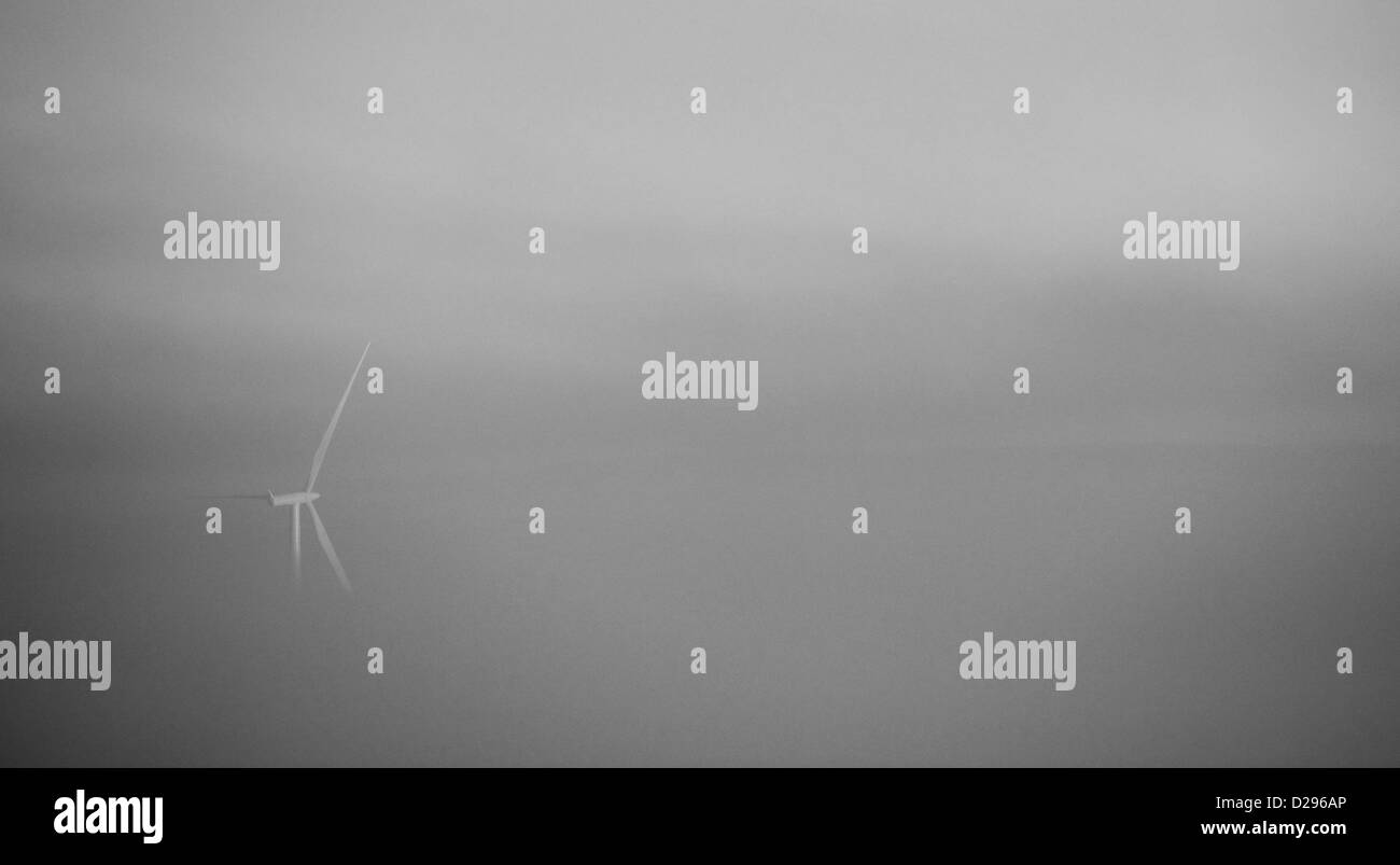Le parc éolien d'EDF Energy en cours de construction au large des côtes de Redcar à Cleveland, UK est enveloppé dans du brouillard givrant tôt le matin Banque D'Images
