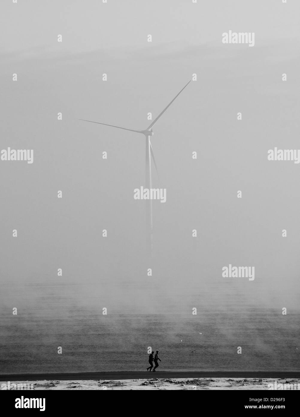 Le parc éolien d'EDF Energy en cours de construction au large des côtes de Redcar à Cleveland, UK est enveloppé dans du brouillard givrant tôt le matin Banque D'Images