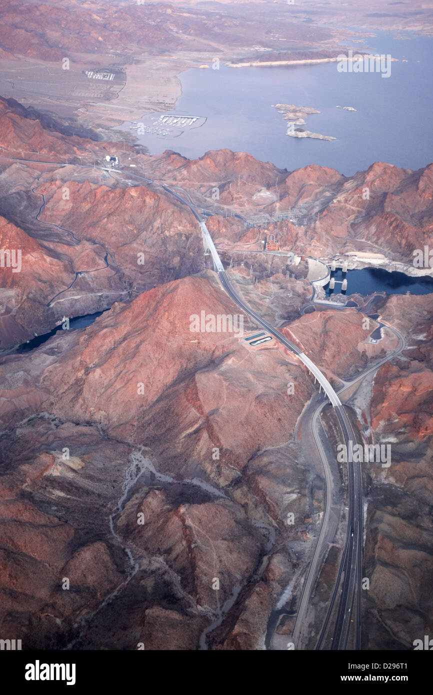 Volant au-dessus de l'autoroute du grand bassin pour contourner le barrage Hoover et l'Arizona Nevada frontière sur la rivière Colorado, USA Banque D'Images