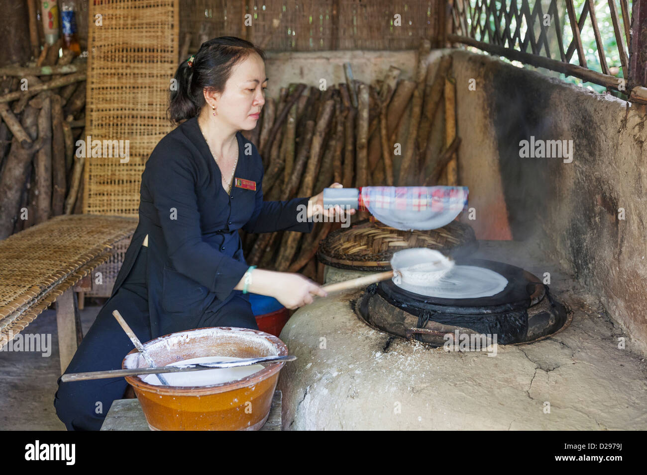 Vietnam, Ho Chi Minh Ville, les Tunnels de Cu Chi, démonstration de fabrication de papier de riz Banque D'Images