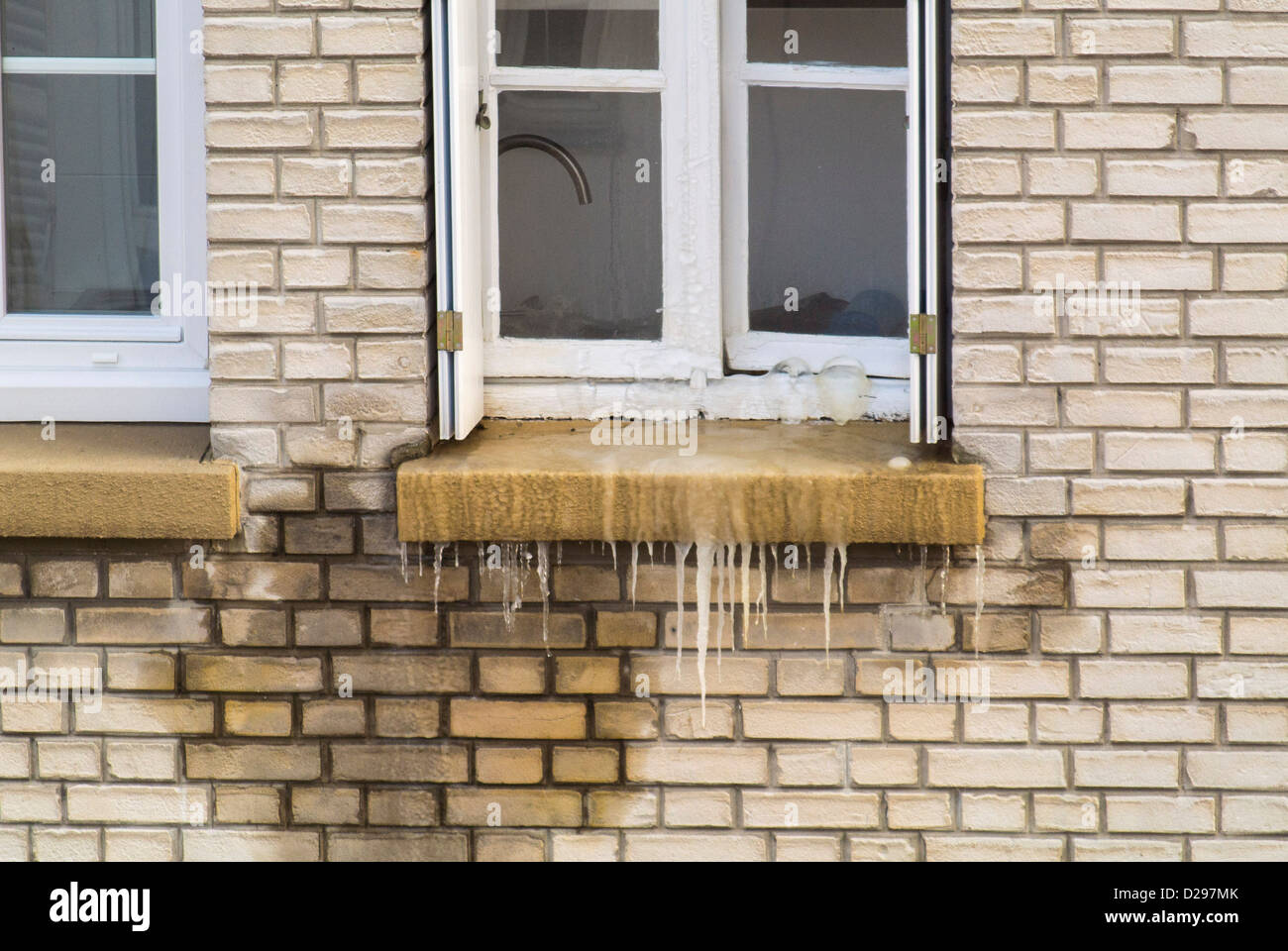 Par-is, France, détail, façade en brique, immeuble d'appartements, Dégâts d'eau, tuyaux cassés, hiver froid, tuyaux de fuite d'eau Banque D'Images