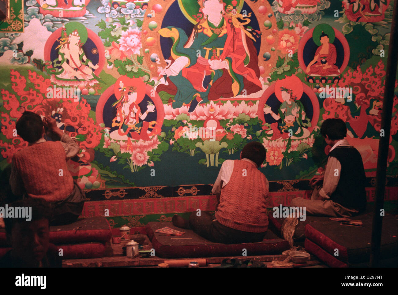 Le Tibet. Les hommes de faire la peinture religieuse. Banque D'Images