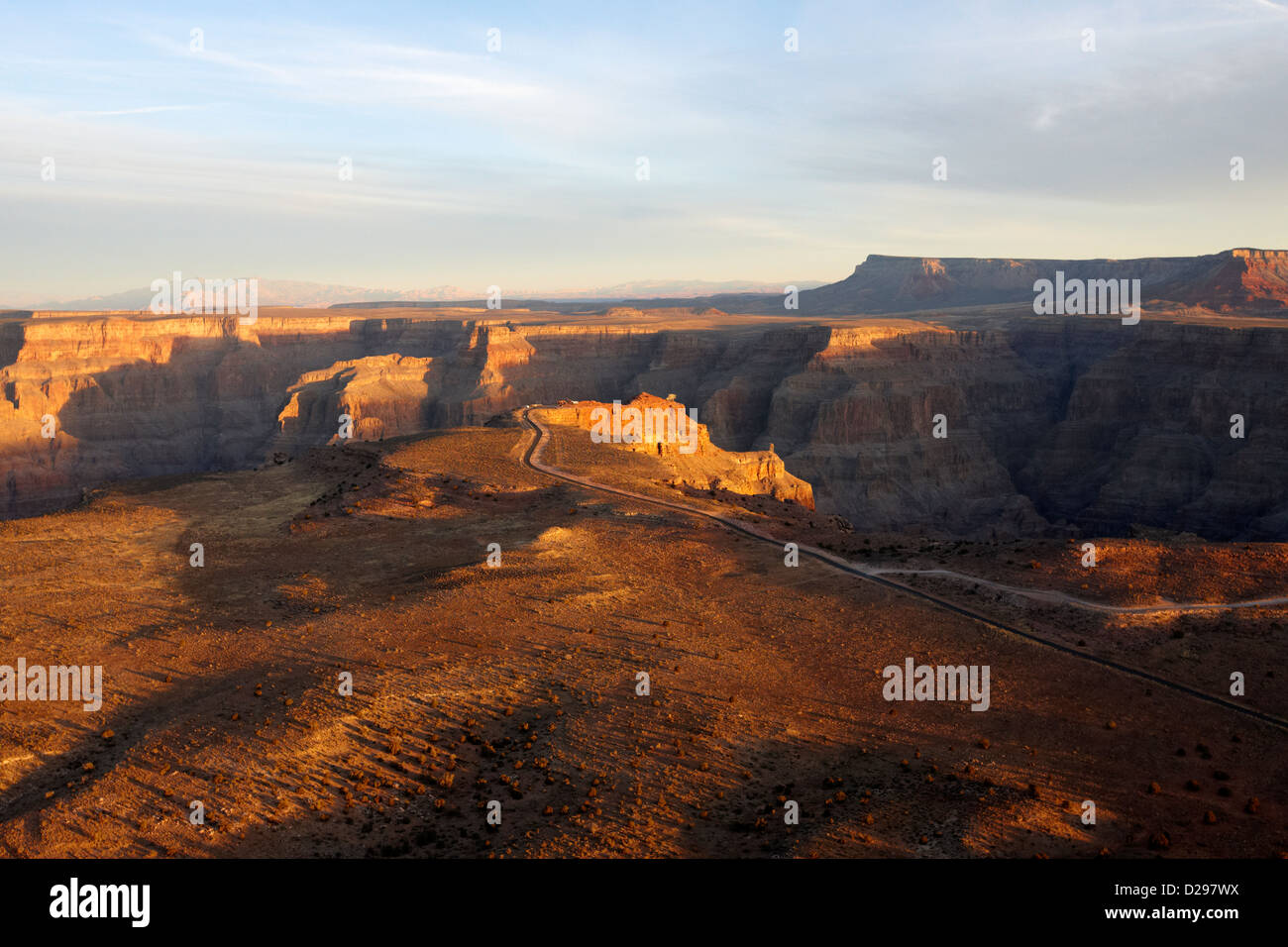 Voler au-dessus de la terre à l'approche des bords du grand canyon à guano point dans la réserve indienne Hualapai Arizona USA Banque D'Images