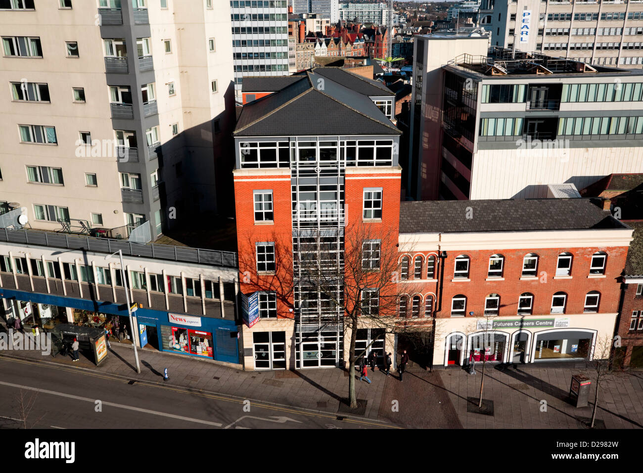 Regardant vers le bas sur les boutiques et les bureaux sur Maid Marian way, Nottingham, Nottinghamshire, Notts, Angleterre Banque D'Images