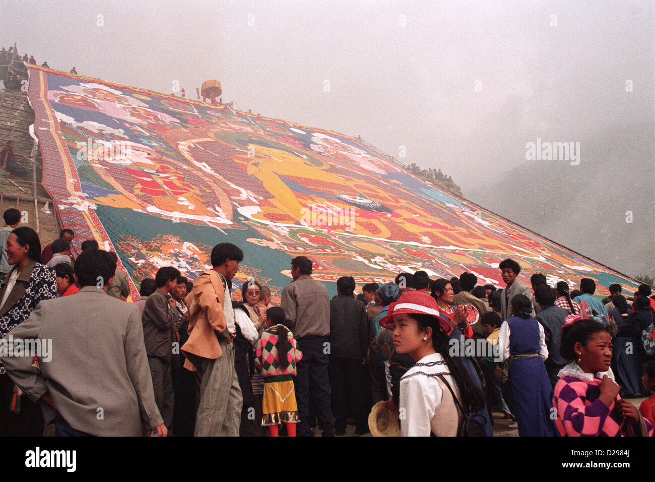 Le Tibet. Célébration avec un énorme bouddha peint. Banque D'Images