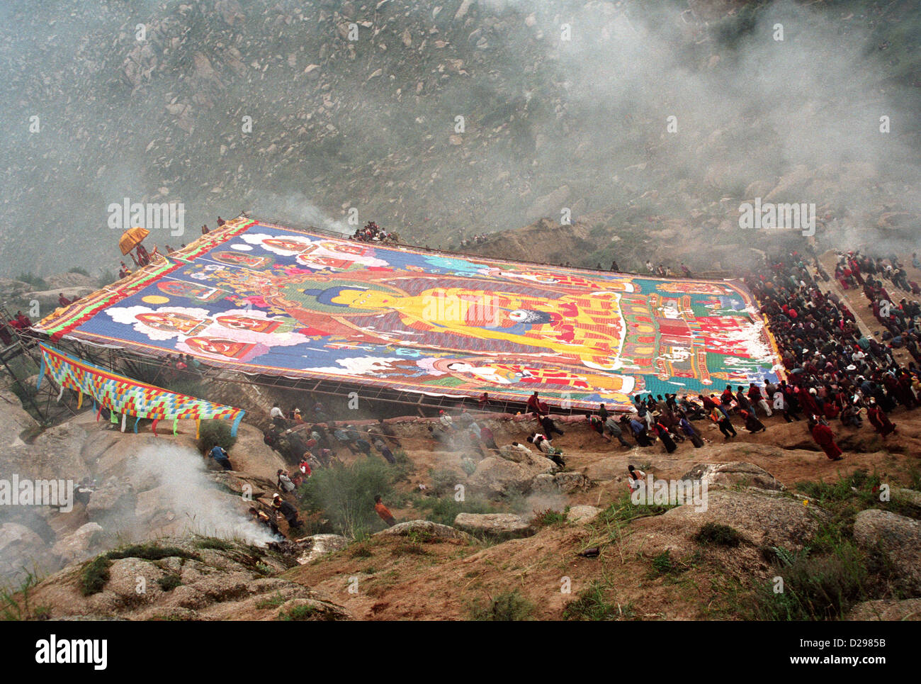 Le Tibet. Célébration avec un énorme bouddha peint. Banque D'Images
