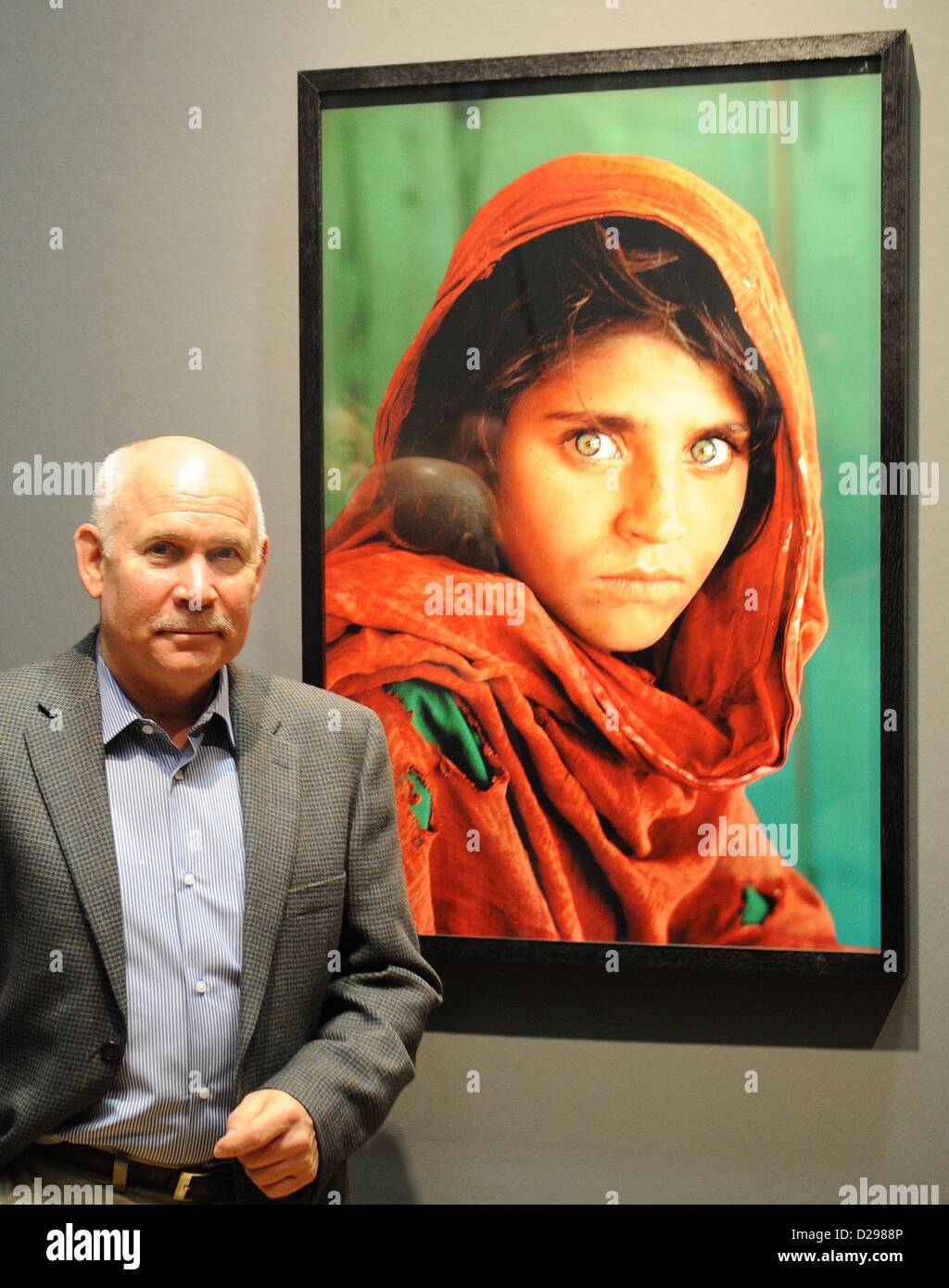 Steve McCurry, photographe américain pose devant sa photo 'fille afghane' (Peshawar, Pakistan,1984) au cours d'une conférence de presse au Kunstmuseum de Wolfsburg, Allemagne, 17 janvier 2013. L'exhibiiton montre quelques 100 photographies provenant des pays asiatiques qui ont été prises entre 1980 et 2011. Photo : HOLGER HOLLEMANN Banque D'Images