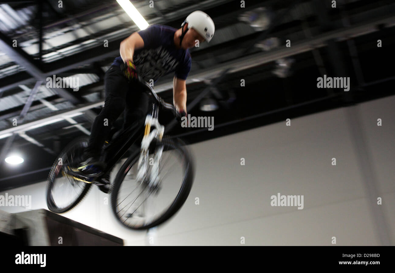 Londres, Royaume-Uni. 17 janvier 2013. Rider du Team Animal Blake Samson fonctionne à un spectacle au London Bike Show 2013 dans le centre d'exposition ExCel. George Henton / Alamy Live News. Banque D'Images