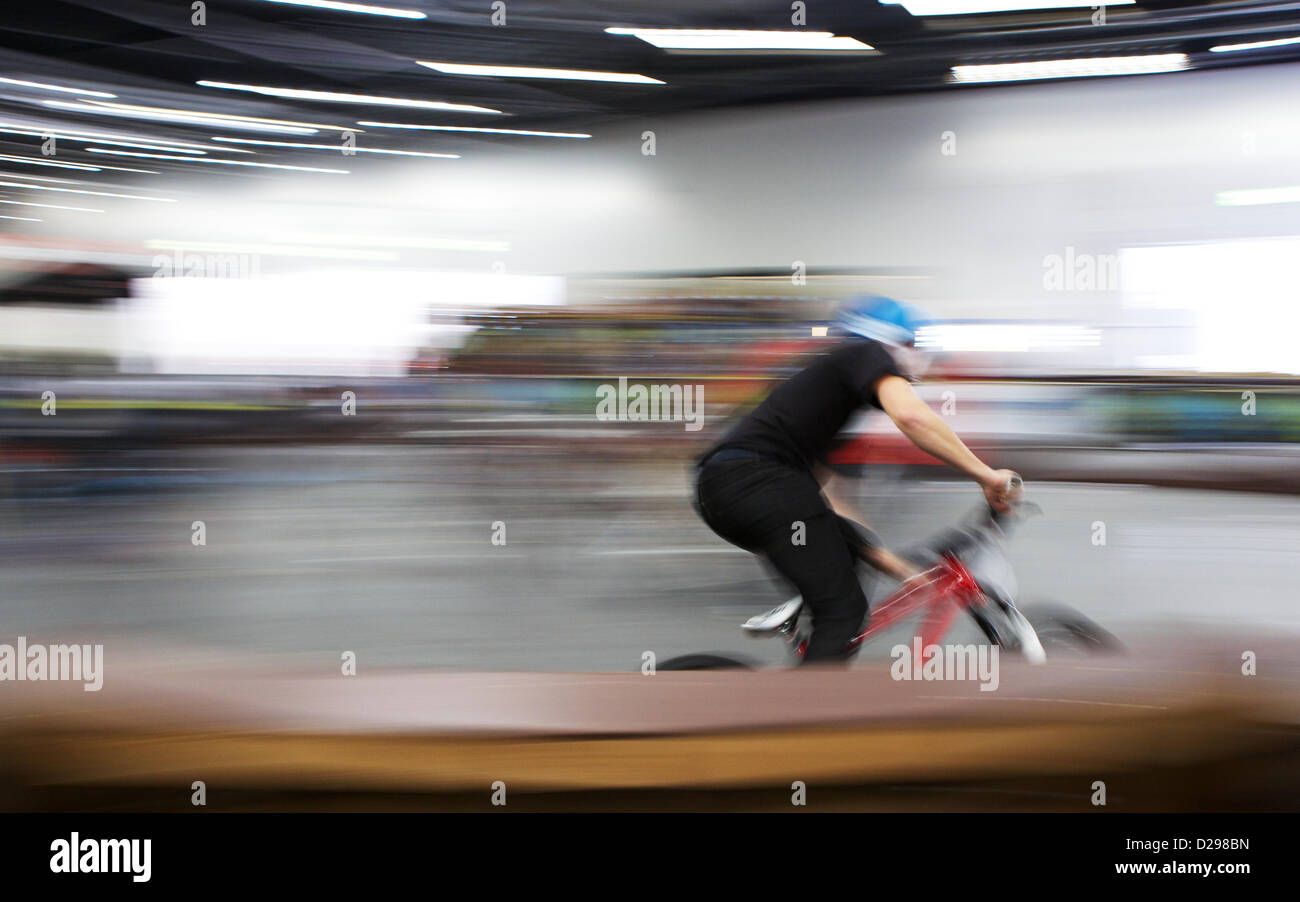 Londres, Royaume-Uni. 17 janvier 2013. Un stunt rider courses sur piste à l'intérieur du London Bike Show 2013 dans le centre d'exposition ExCel. George Henton / Alamy Live News. Banque D'Images