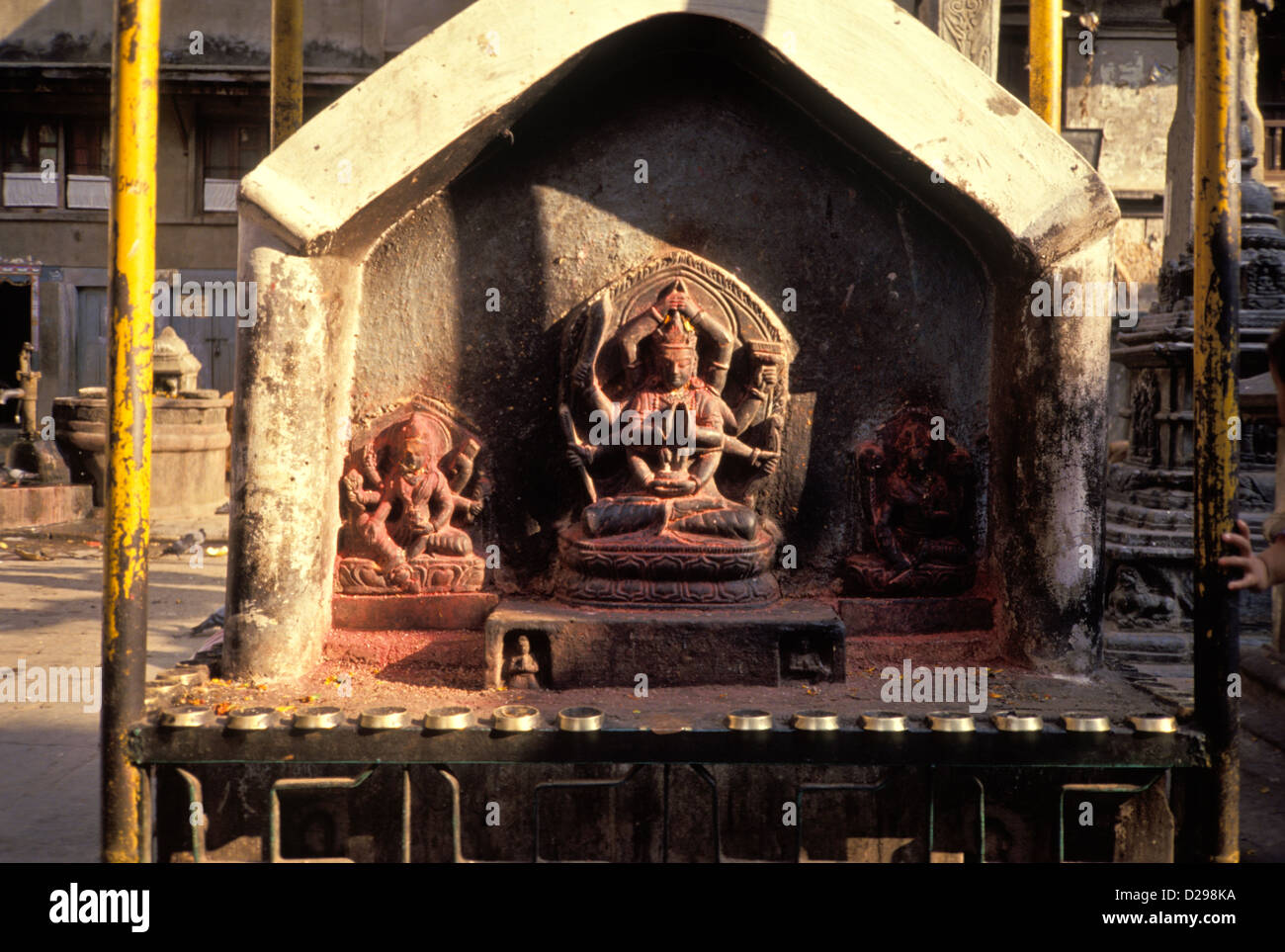 Népal, Katmandou. Lieu de culte religieux dans la cour intérieure. Banque D'Images