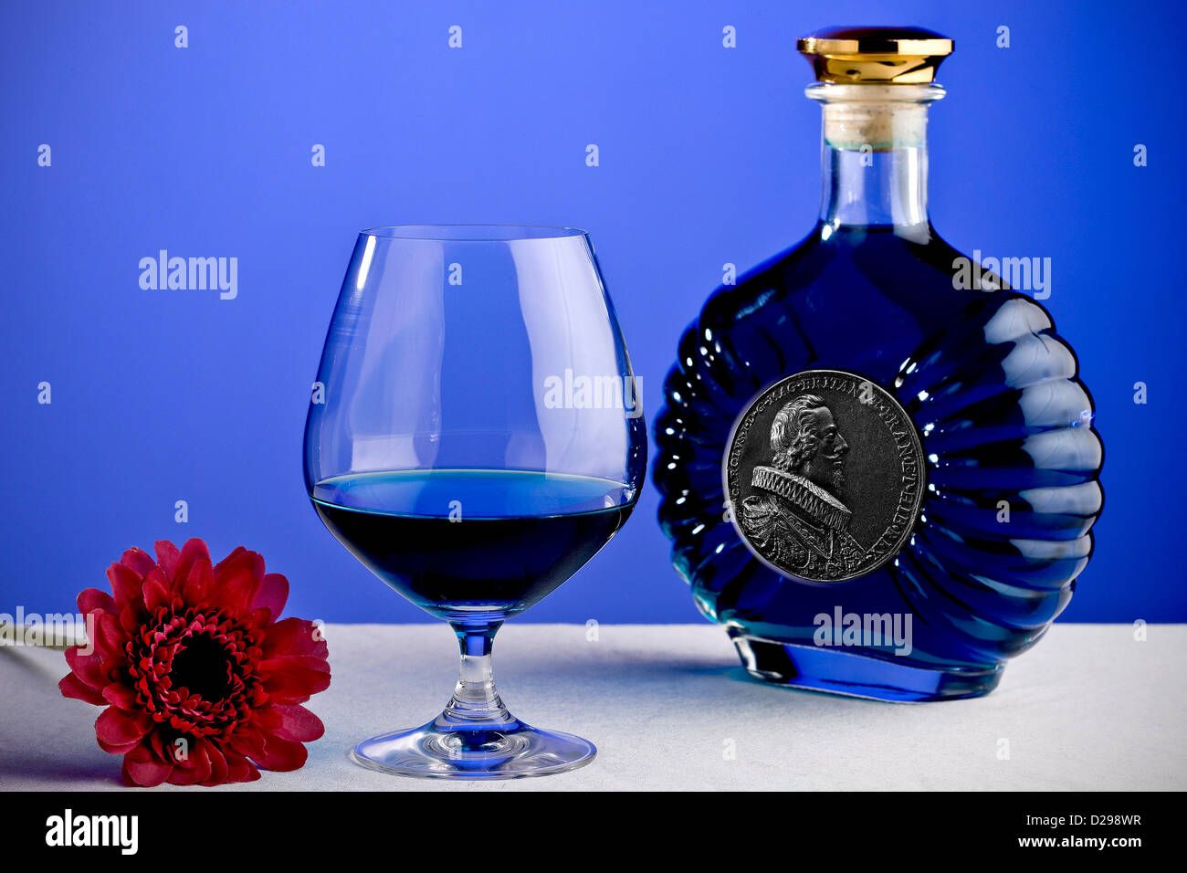 Bouteille en verre de cognac et en bleu lig Photo Stock - Alamy