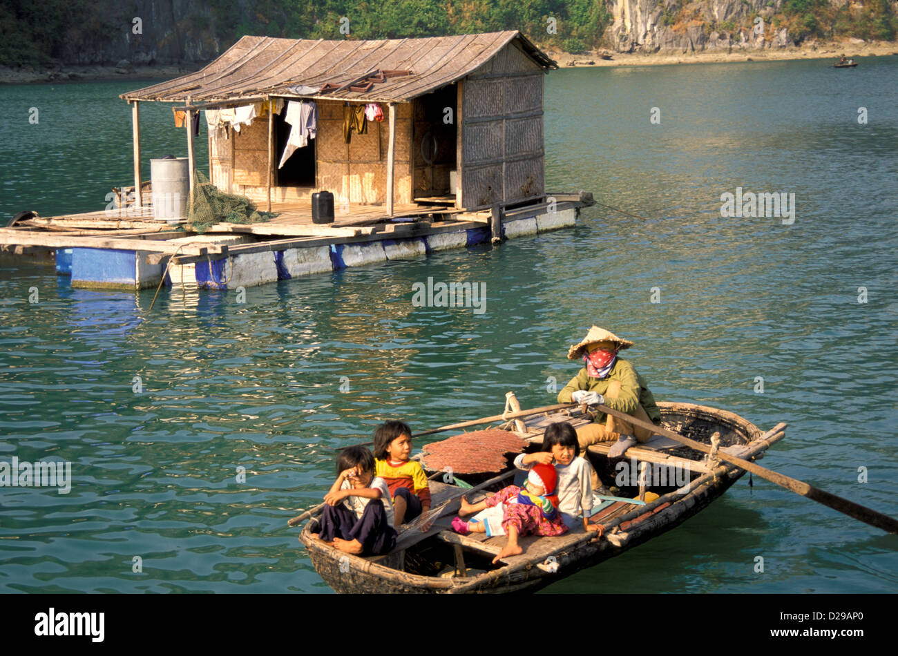 Le Vietnam. La baie d'Halong. Boat People Banque D'Images